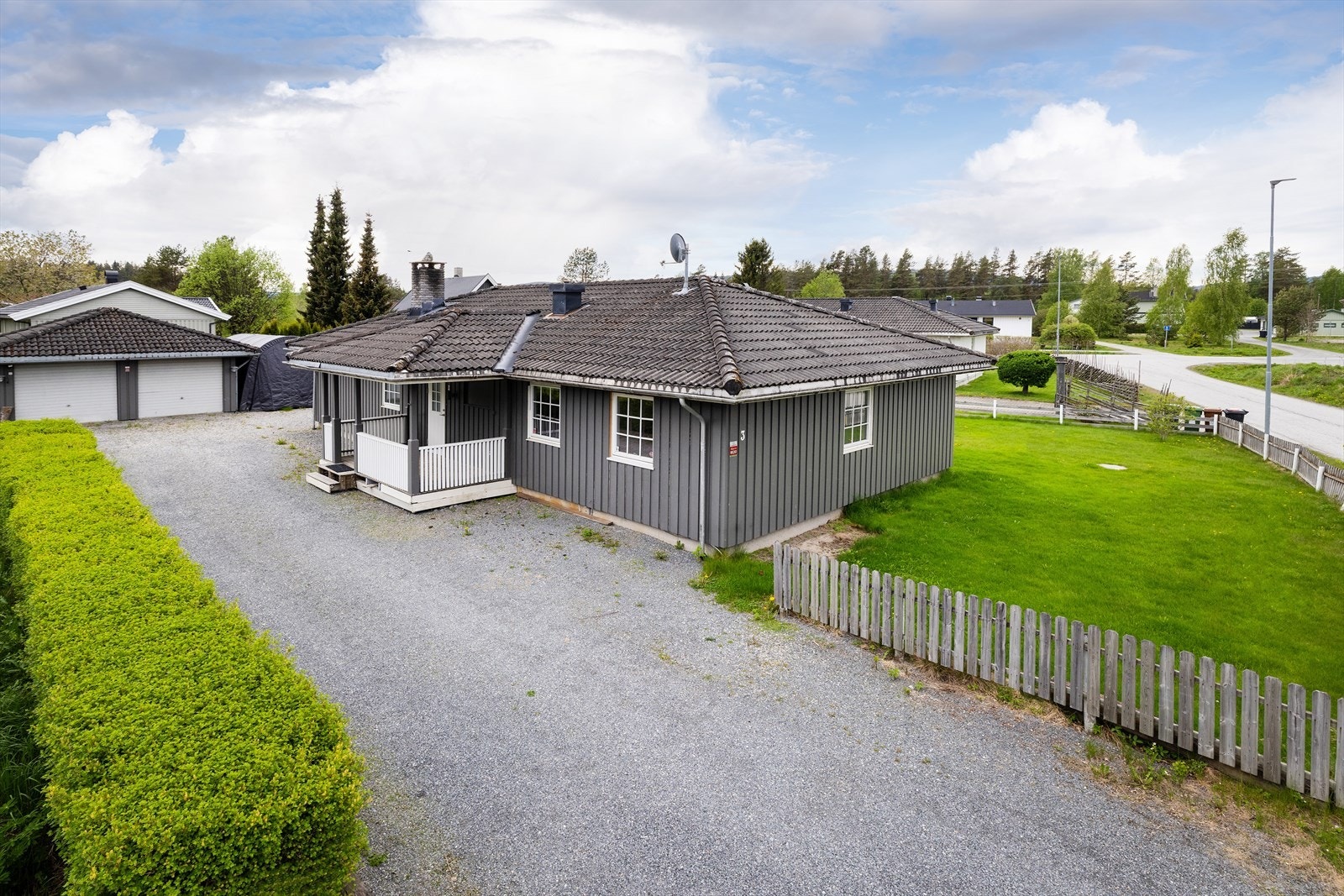 Velkommen til Dølerudveien 3! En innholdsrik og praktisk enebolig med dobbelgarasje, beliggende i et etablert og barnevennlig nabolag på Hallingby. Foto: Normann Foto AS v/Morten Normann Larsen. Galleribilde