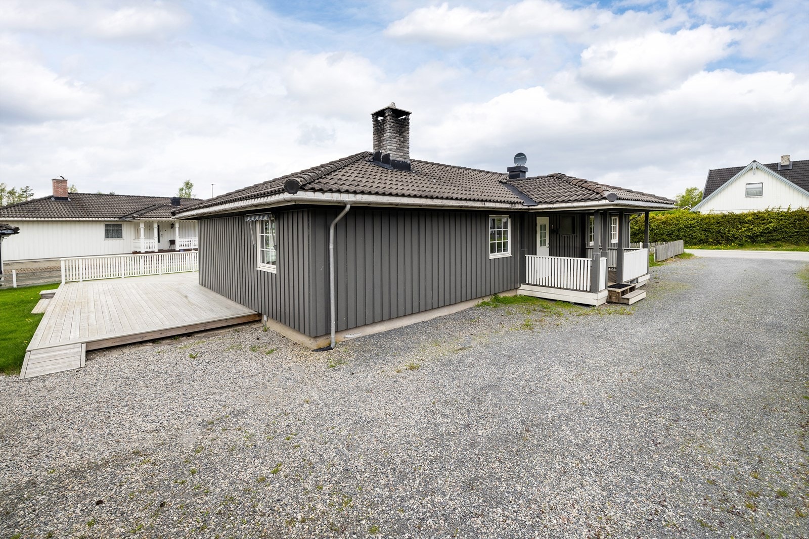 Eiendommen har en stor, gruslagt gårdsplass med god plass til parkering for flere biler. Galleribilde