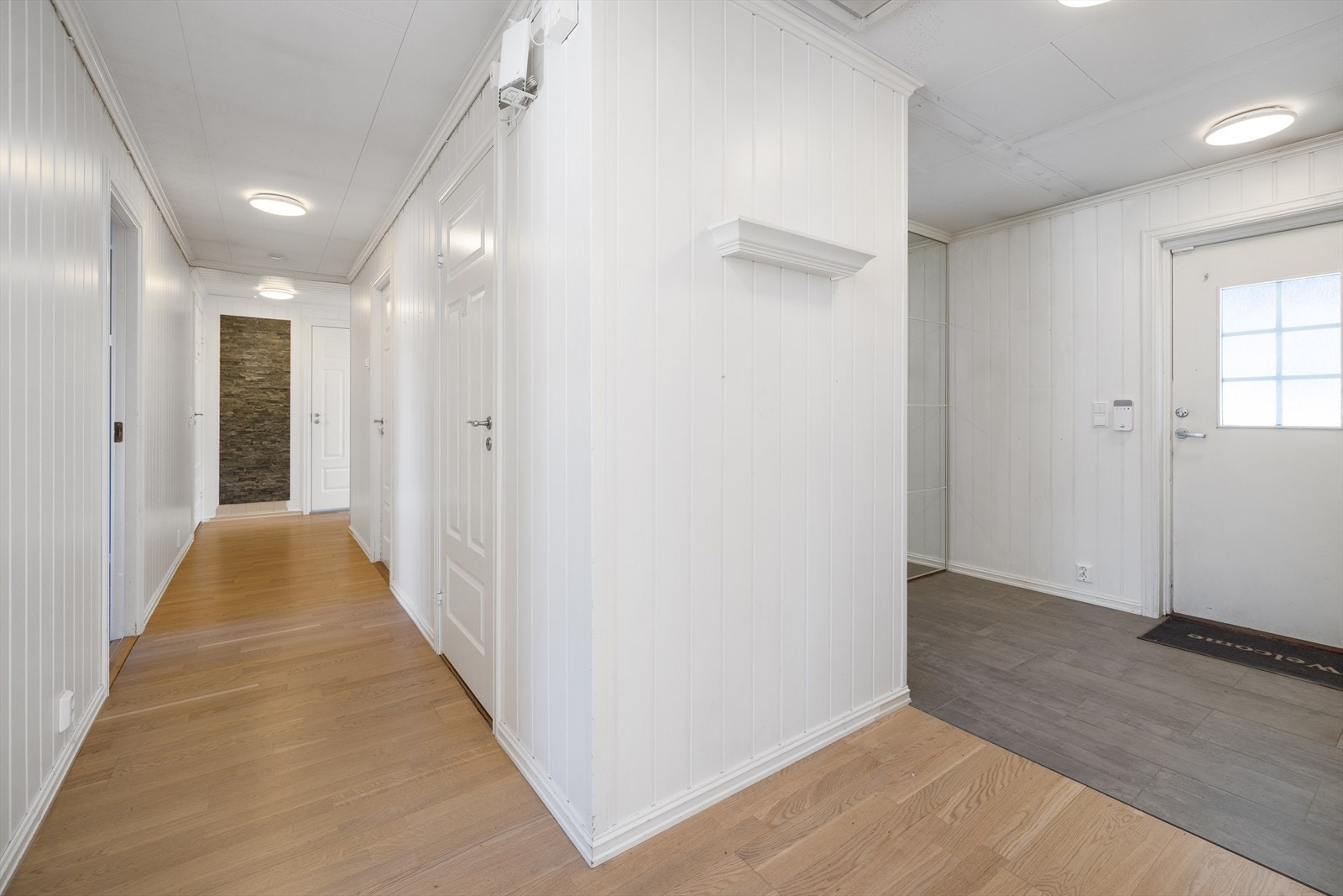 Gangen binder sammen entréen, soverommene og stuen på en effektiv måte. Galleribilde