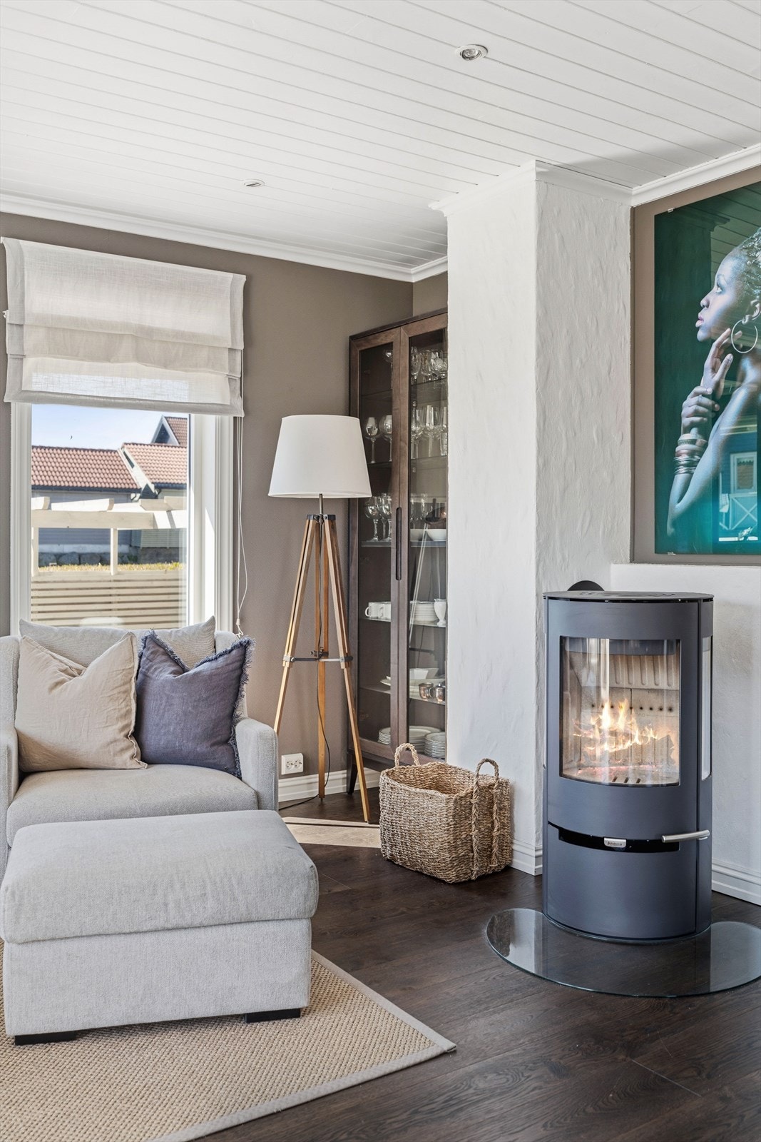 En av stuens mange soner, med peisovnen som et sentralt element. Galleribilde