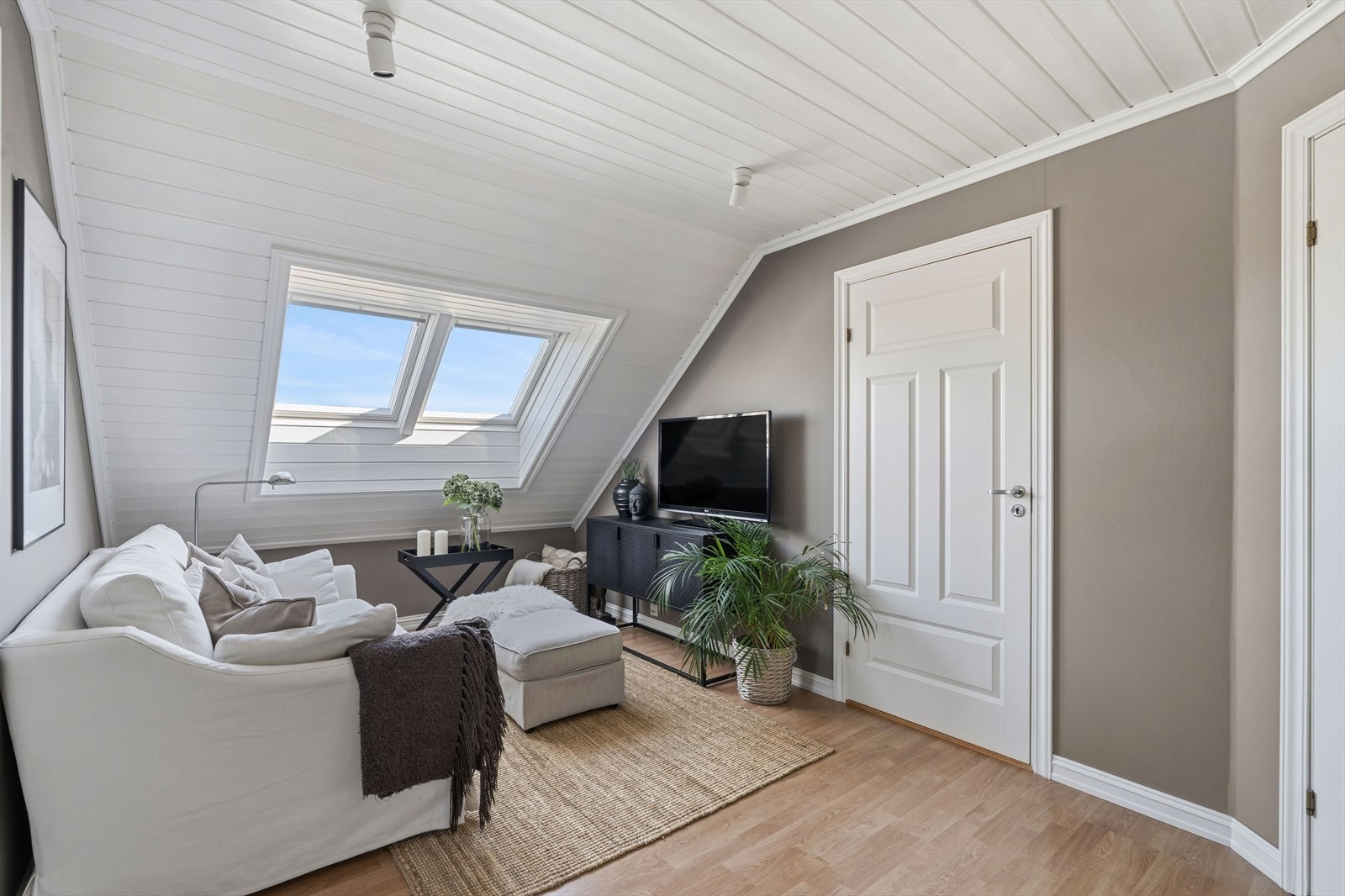 Loftstuen gir ekstra spillerom for familien og er ideell som TV-stue eller lekerom. Galleribilde
