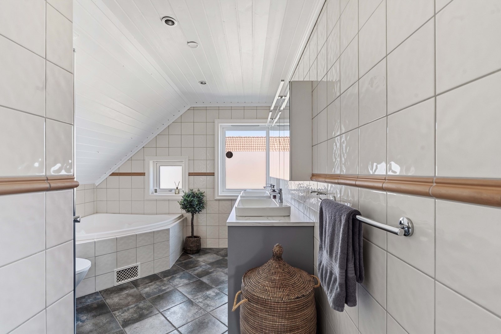 Rommet har en dobbel vaskeseksjon som gir god plass på badet. Galleribilde