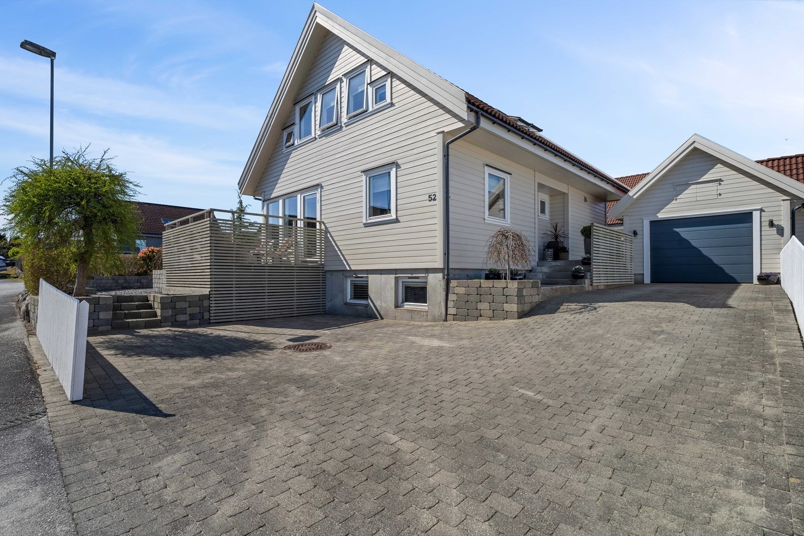 Boligen ligger i et meget familievennlig boligfelt på Grødem bl.a. like ved lekeplass og fotballbane. Her vil en bo tett på naturen og sjøen, samtidig som det kun er en kort kjøretur til både Randaberg sentrum, men også til Stavanger sentrum. Galleribilde