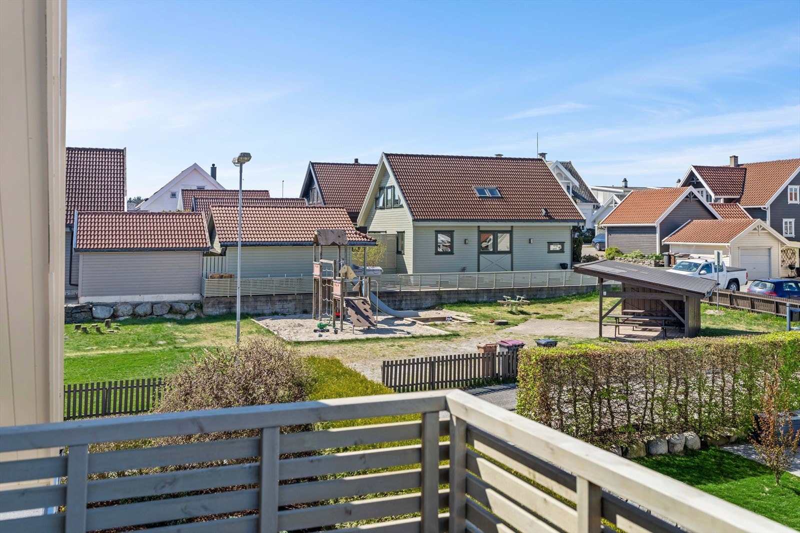 Utsikt fra balkongen mot en av lekeplassene i nabolaget. Galleribilde