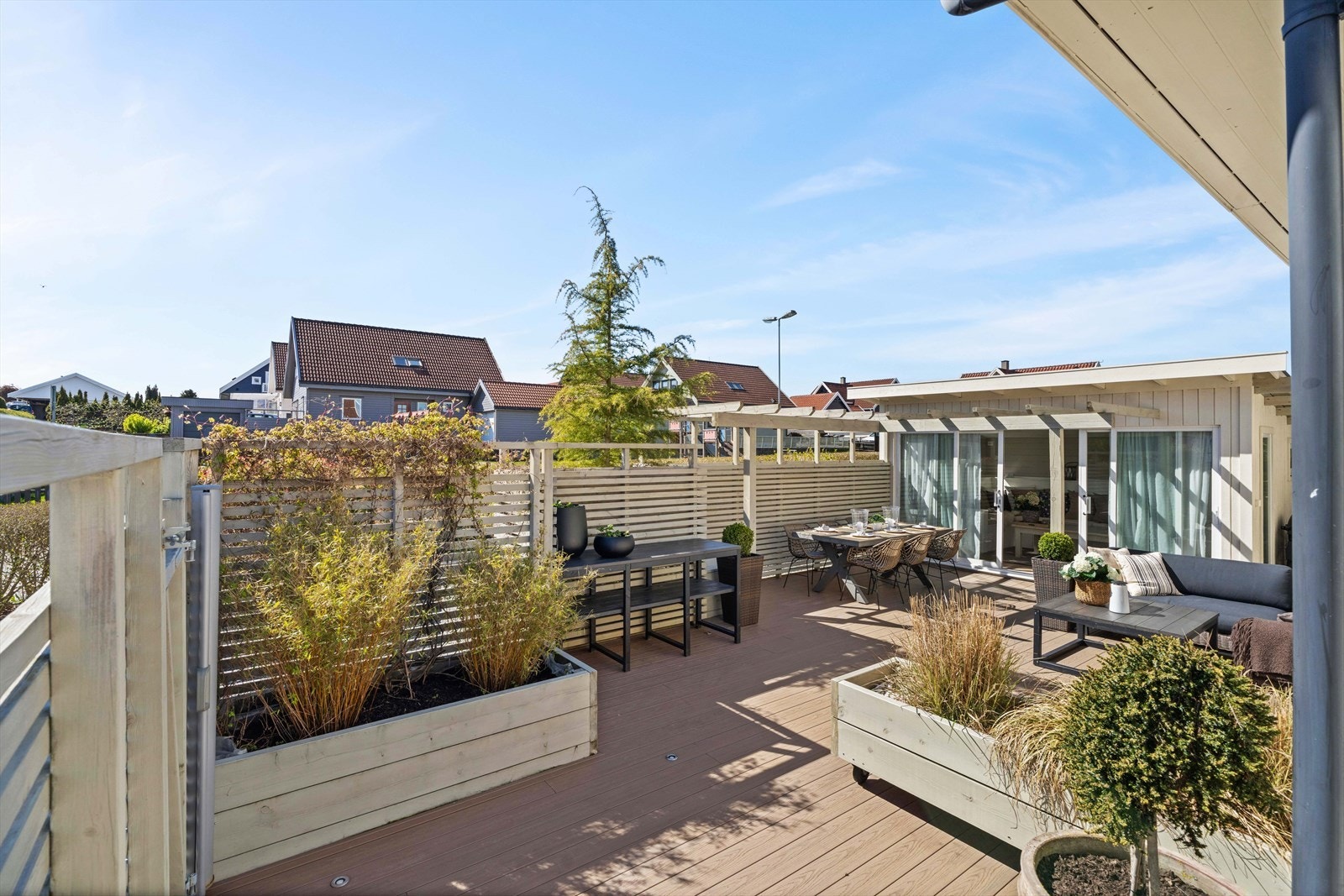Eiendommen har pent opparbeidede uteområder, med en stor terrasse med PVC terrassebord. Plass til flere sittegrupper. Galleribilde