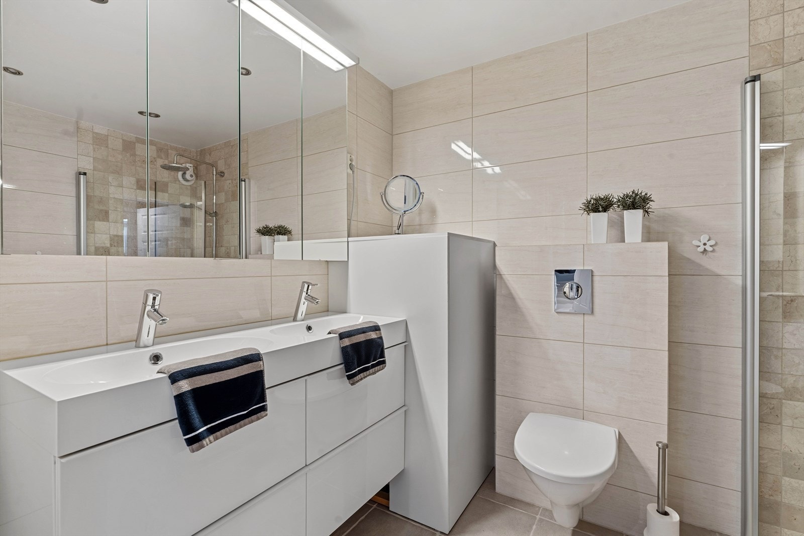 Badet i underetasjen ble etablert i 2013 og har en dobbel vaskeseksjon. Galleribilde