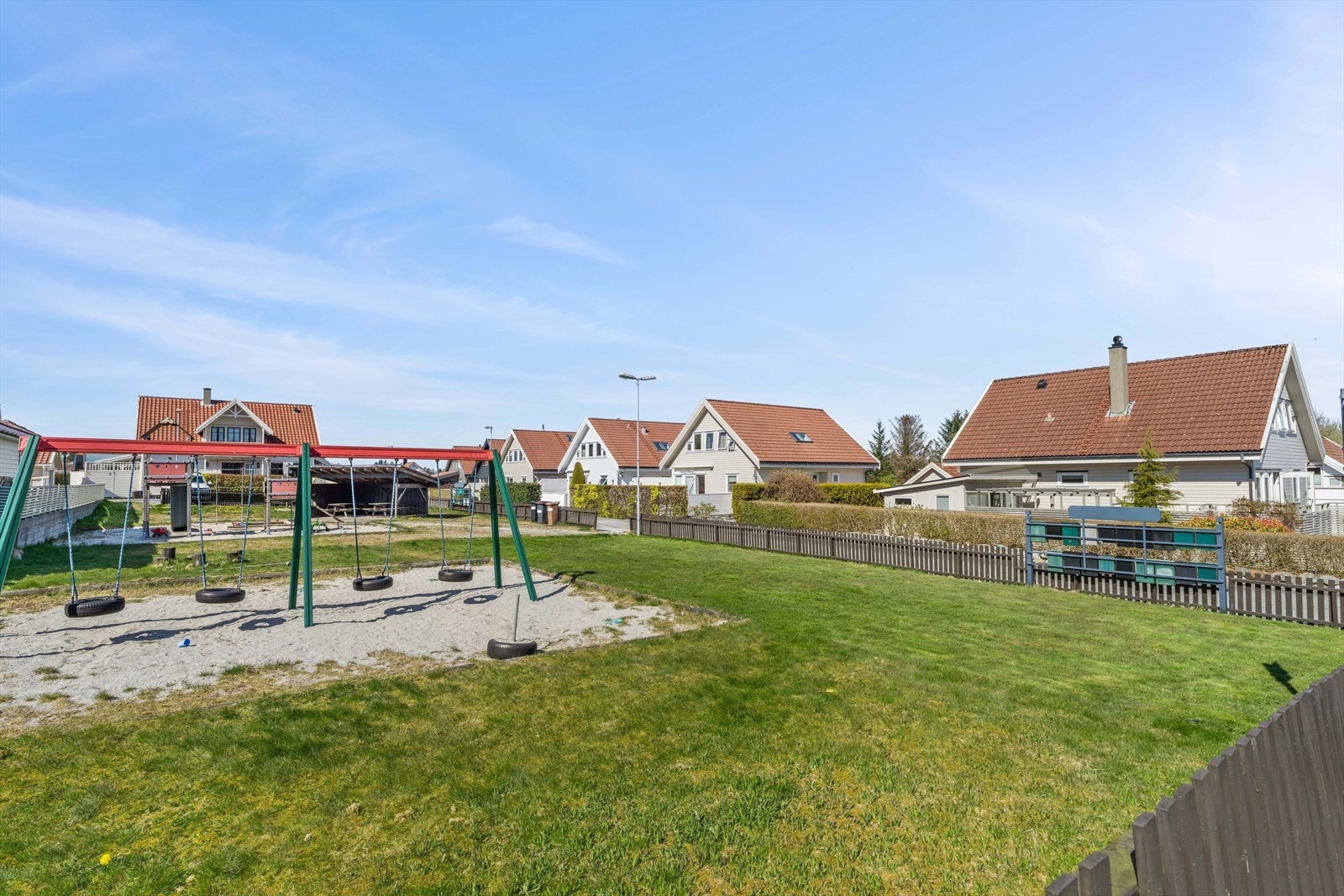 Like ved boligen ligger lekeplass og fotballbane, trygt og tilgjengelig for barna i nabolaget. Galleribilde