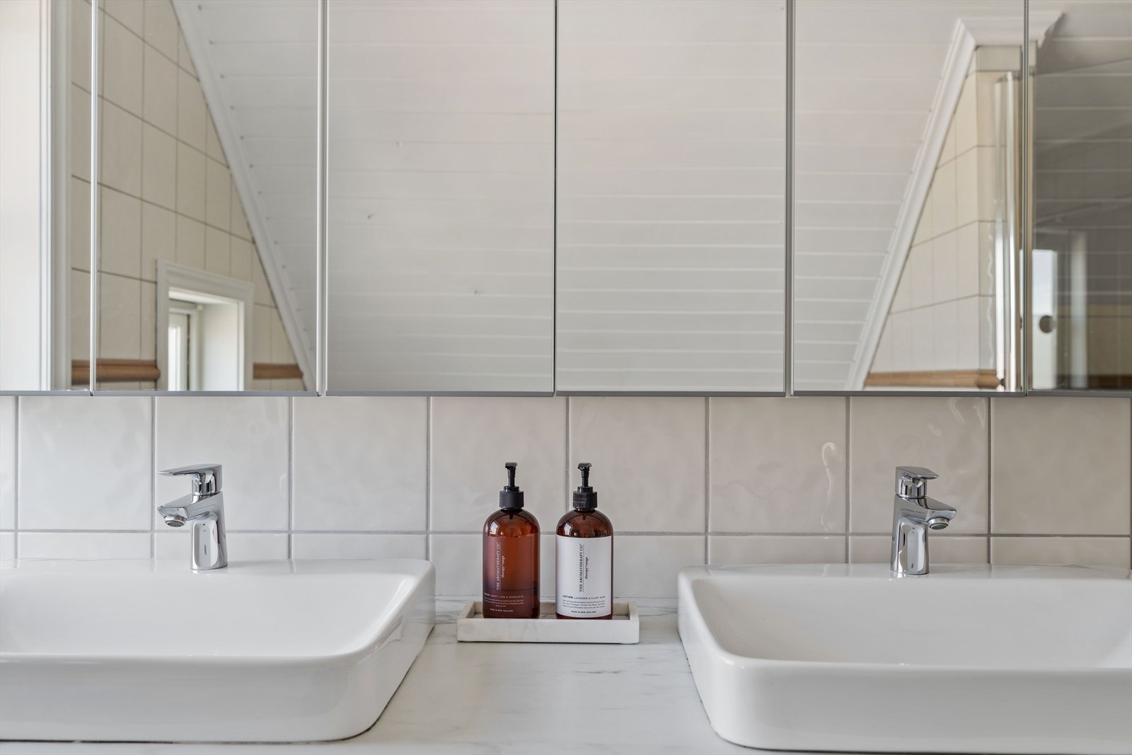 Badet har speilskap over servantene for ekstra oppbevaring. Galleribilde
