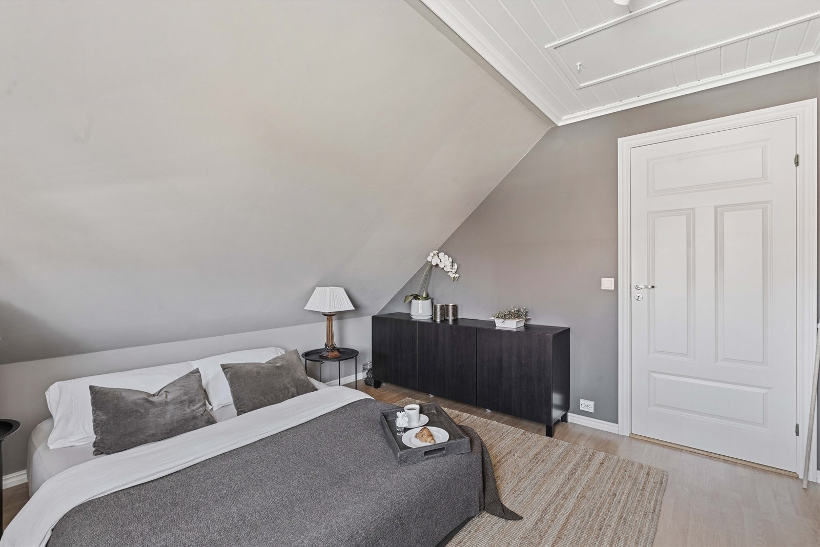 Soverommet har god plass til både seng og oppbevaringsmøbler. Galleribilde