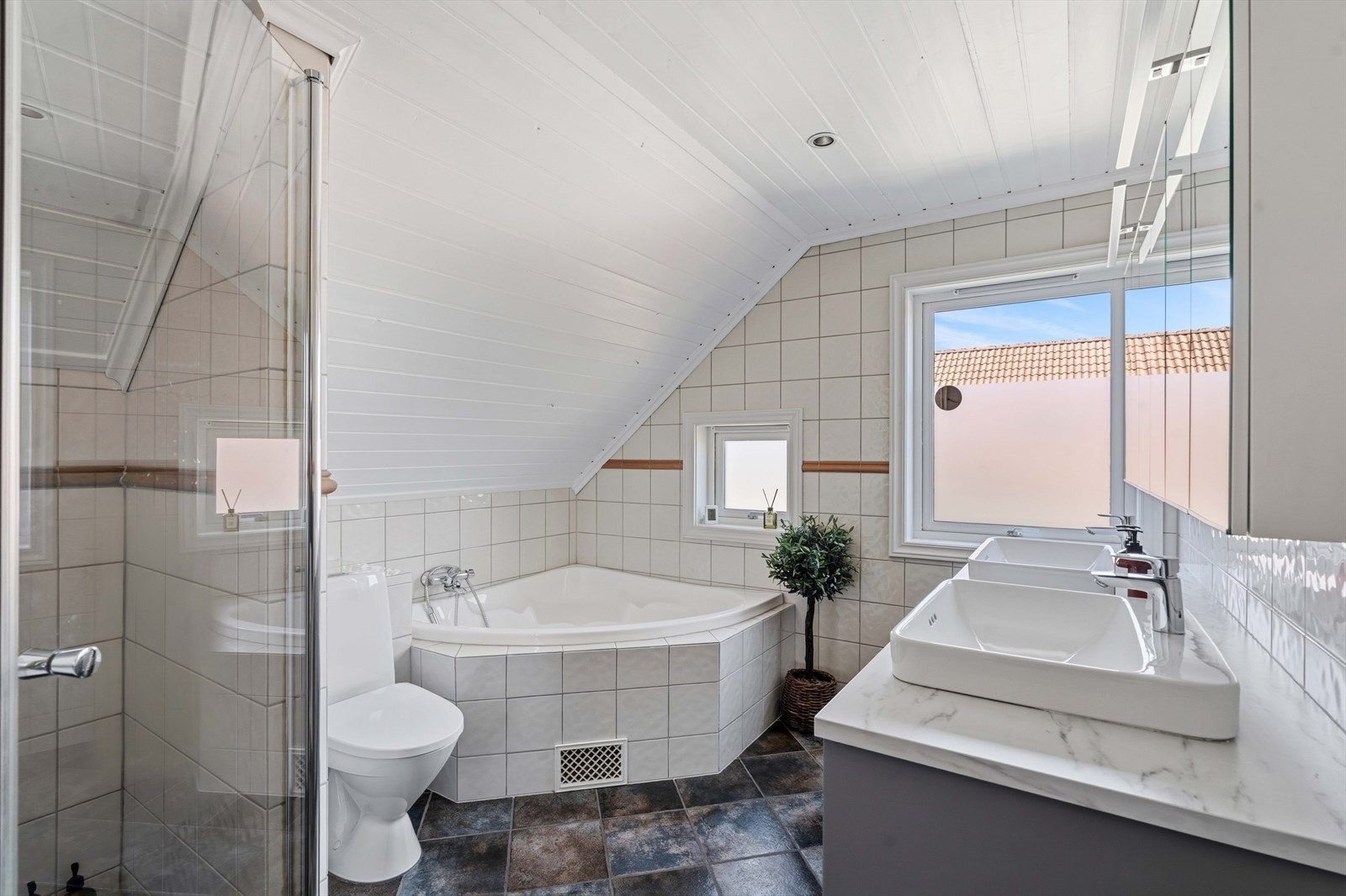 Badet i andre etasje er fra byggeåret og utstyrt med både hjørnebadekar og dusjnisje. Galleribilde