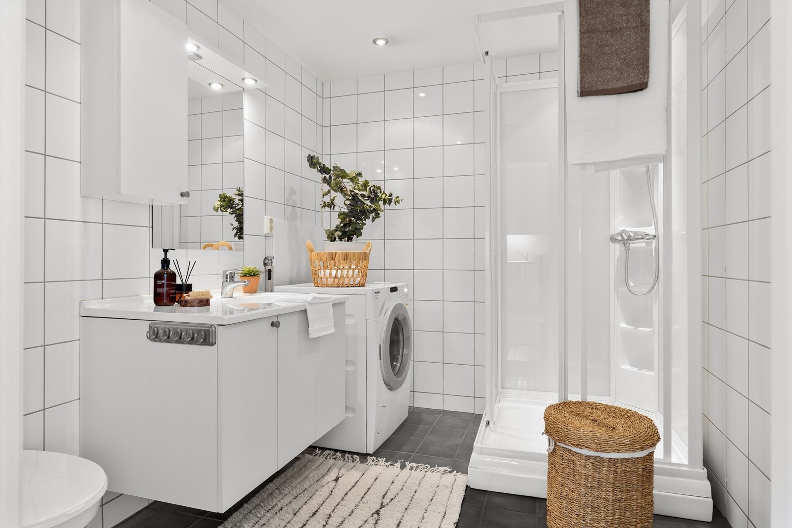 Et lyst og moderne bad med behagelig gulvvarme. Det er nylig satt inn et nytt dusjkabinett av typen Sanipro. Galleribilde