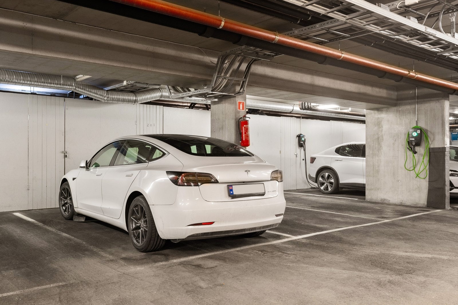 Egen parkeringsplass i felles garasjeanlegg og enkel adkomst til leiligheten via heis som er lokalisert i andre etasje gjør hverdagen svært behagelig. Bod i bakkant av parkeringsplass tilhørende leiligheten. Galleribilde