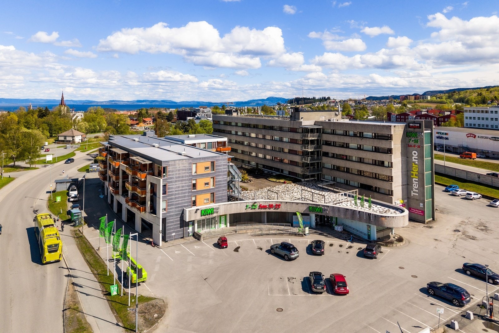 I samme bygg finner du både treningssenter og dagligvarebutikk med søndagsåpent, noe som gjør hverdagen både enkel og komfortabel. Galleribilde