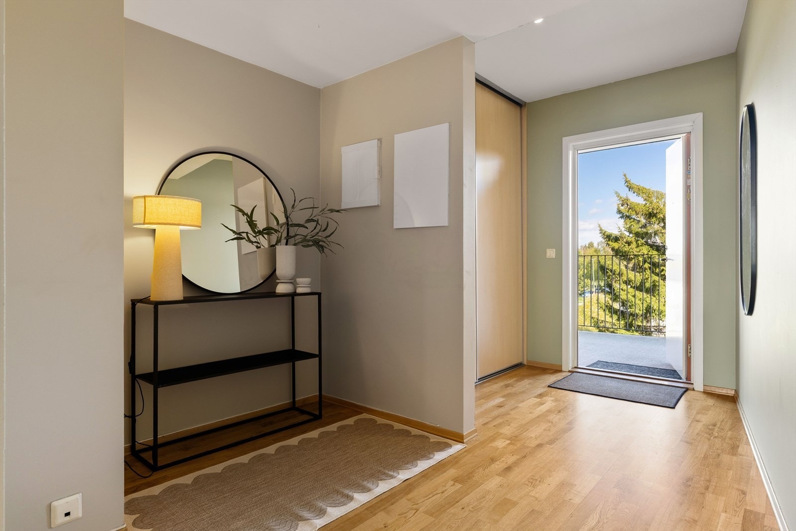 Etter å ha tatt heisen opp i 2. etasje tar leiligheten deg imot med en romslig gang, med skyvedørsgarderobe og mulighet for ytterligere oppbevaringsmuligheter. Galleribilde