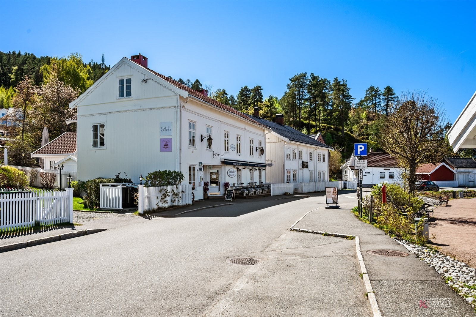 Nærbutikken i Holmsbu har søndagsåpent og ligger ca. 1,1 km fra hytta. Galleribilde
