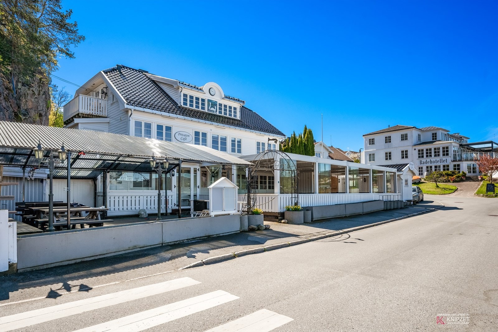 Den sjarmerende, hvite trehusbebyggelsen gir Holmsbu en følelse av sørlandsidyll. Galleribilde