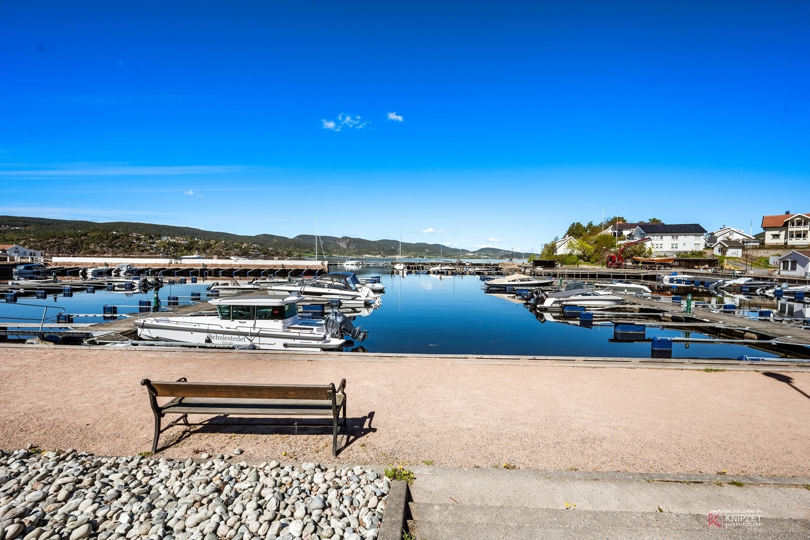 Gjestebrygger og et yrende båtliv preger havneområdet. Galleribilde