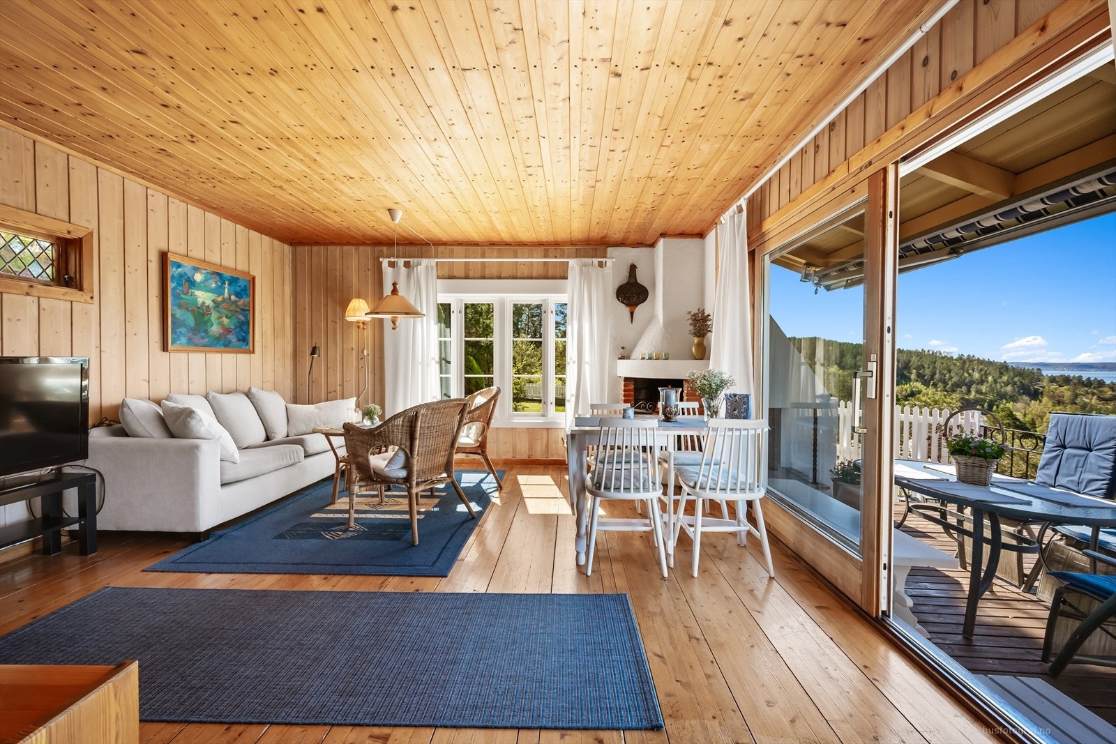 Stuen har plass til både sofagruppe og spisebord, og har gjennomgående tregulv. Galleribilde