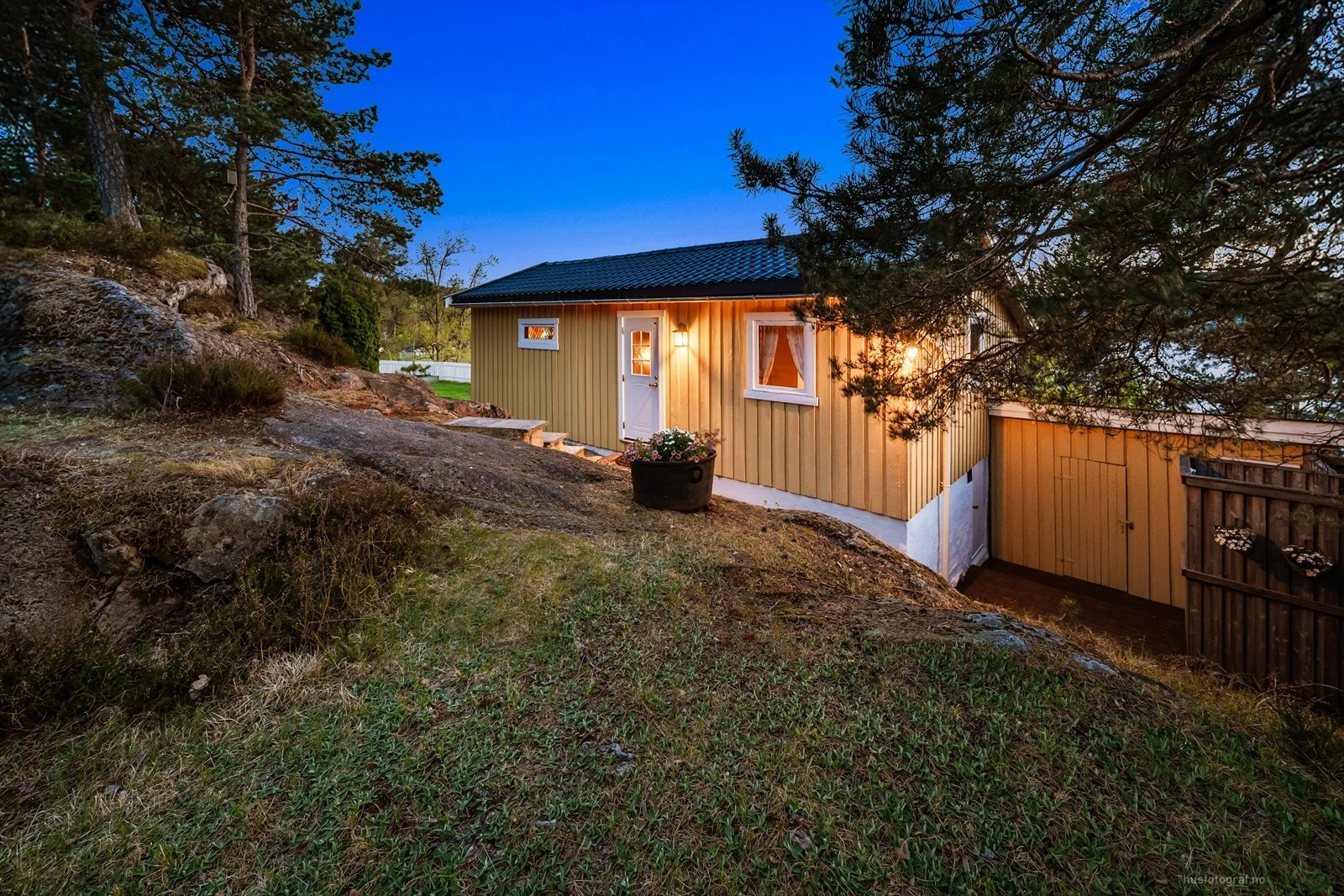 Hytta er fundamentert på fjell, med en ringmur av betong og betongstein. Galleribilde