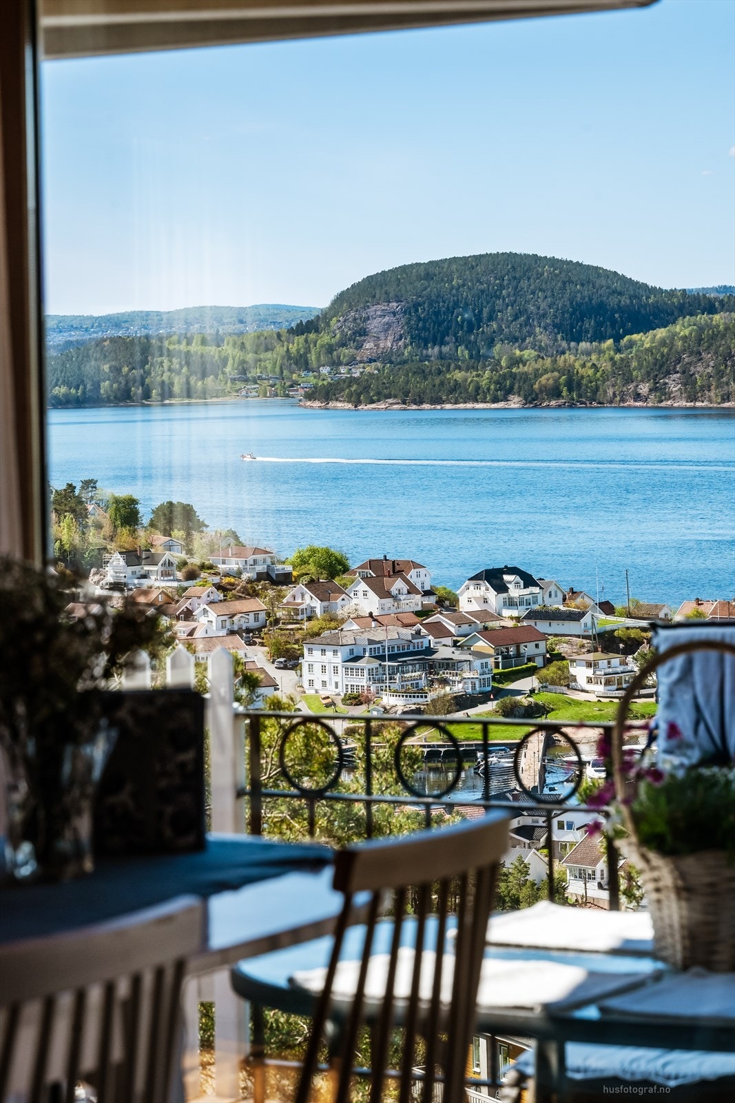 Utsikten kan nytes fra både stuen og terrassen. Galleribilde