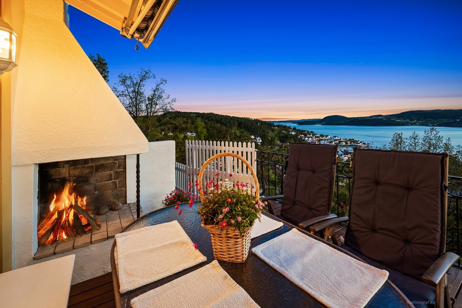 Terrassen har en murt utepeis og god plass for å nyte lange sommerkvelder med utsikt over fjorden. Galleribilde