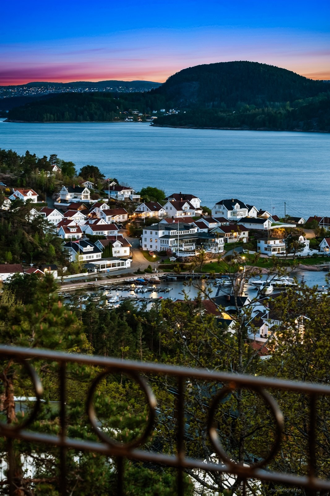 Holmsbu bader i ettermiddags- og kveldssol, noe som gir et helt spesielt lys. Galleribilde