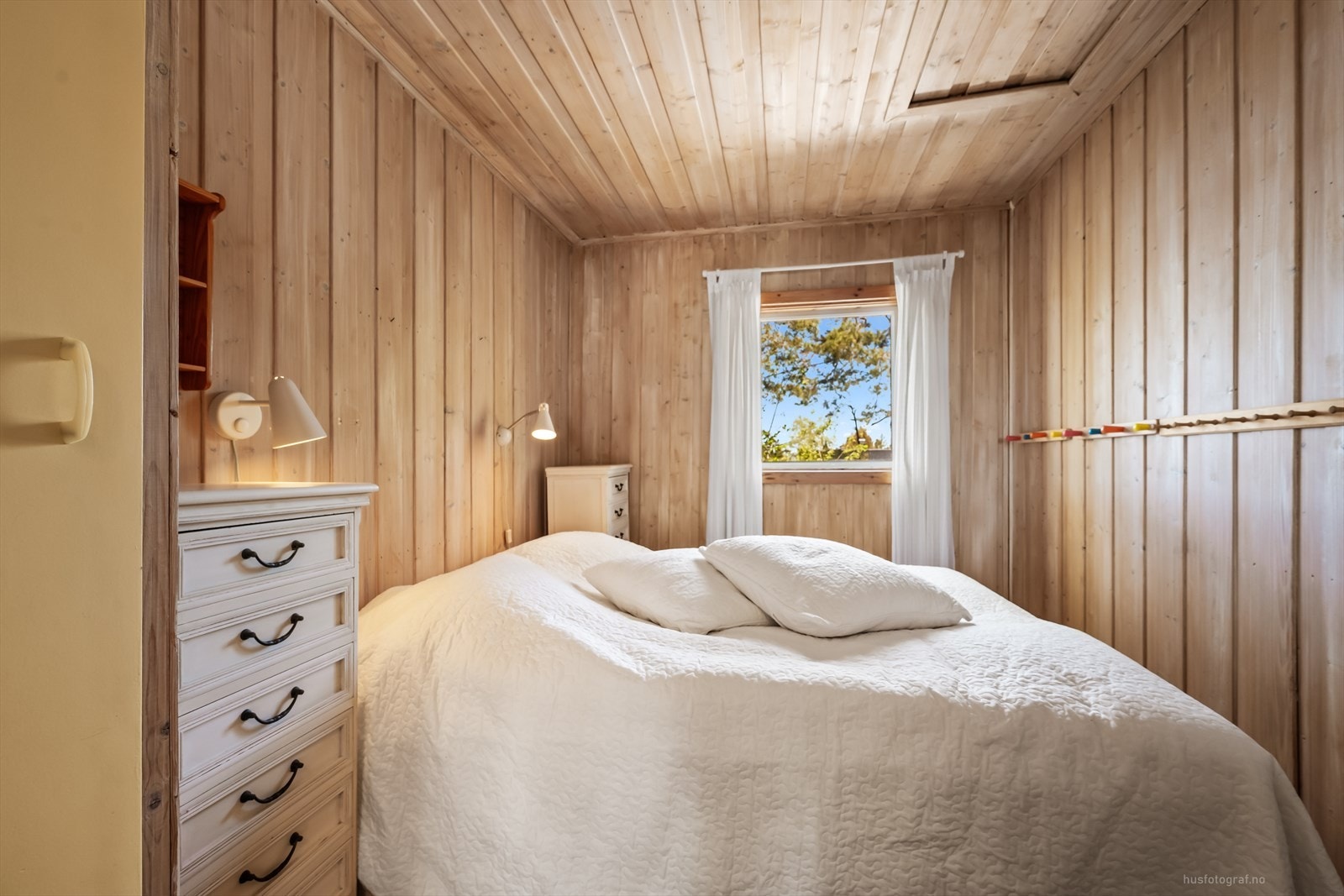 Hytta har to soverom i hoveddelen. Dette rommet har plass til dobbeltseng. Galleribilde