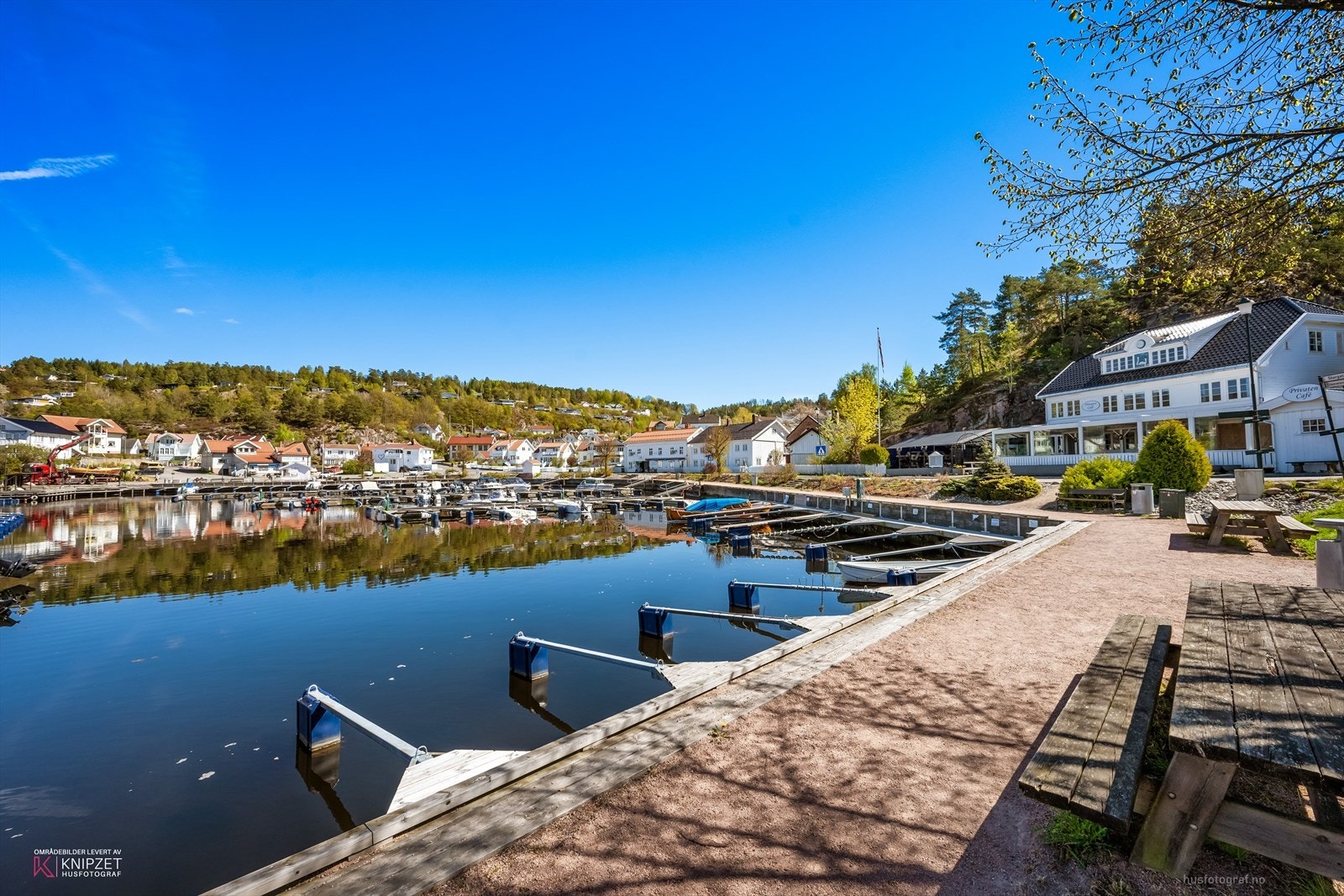 Holmsbu havn fylles sommerstid med fastboende, hyttefolk og sommergjester. Galleribilde
