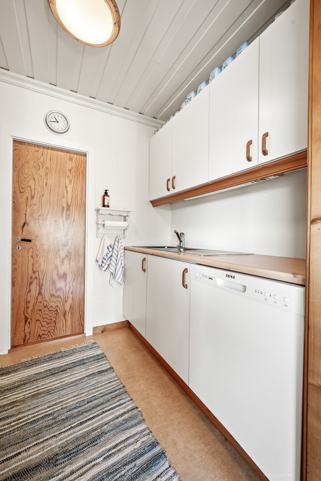 Innredningen har glatte fronter, laminatbenkeplate og opplegg for oppvaskmaskin. Galleribilde