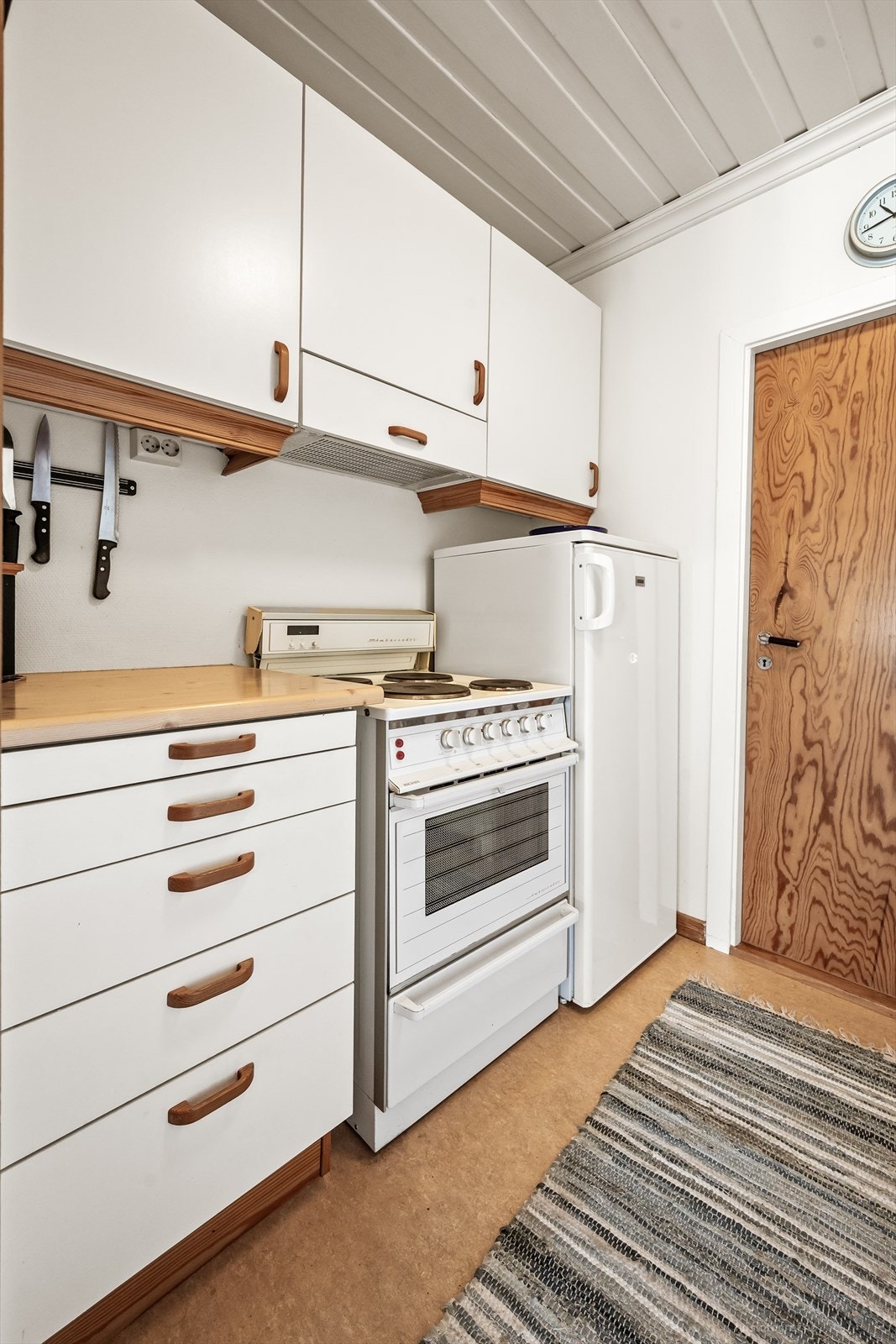 Kjøkkenet har en enkel hyttestandard med komfyr og kjøkkenventilator med avtrekk ut. Galleribilde