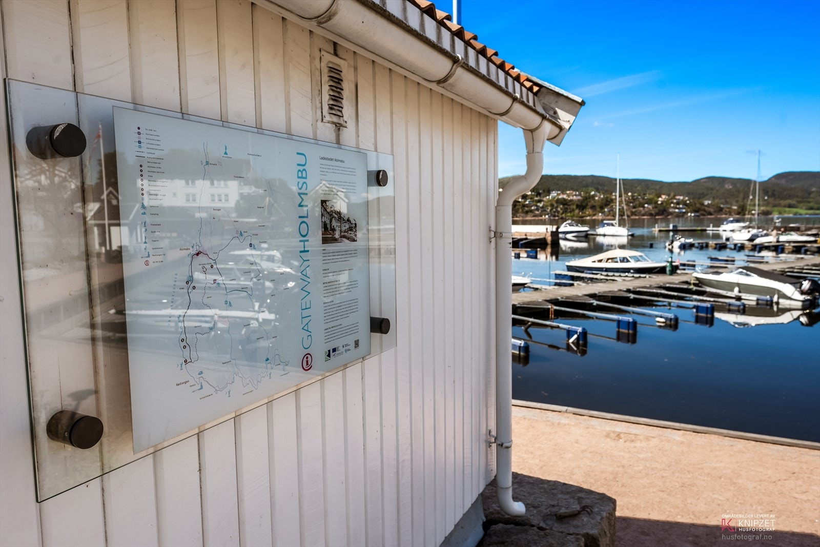 Informasjonstavle for besøkende i havneområdet. Galleribilde
