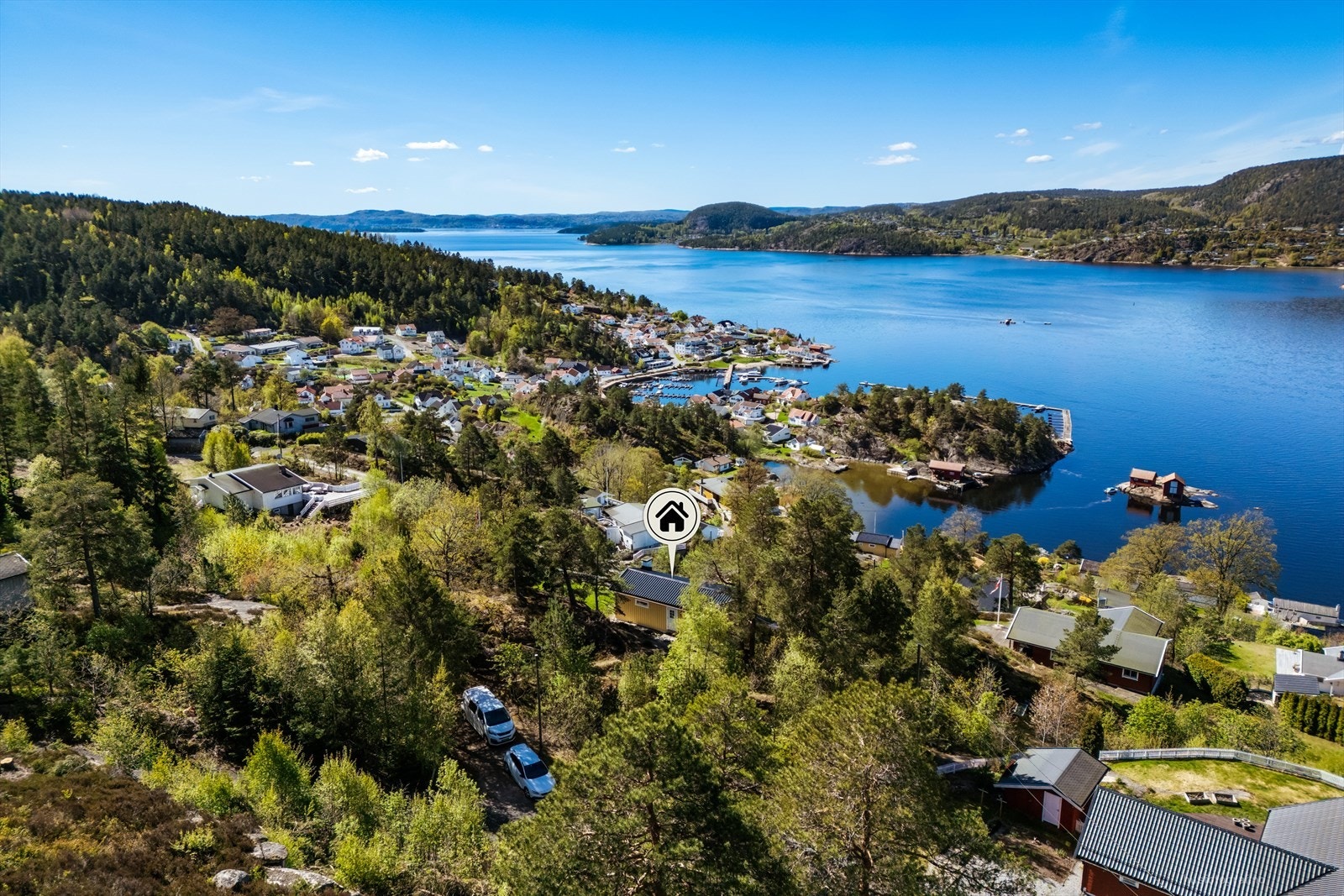 Eiendommen ligger i et populært hytteområde i Øvre Holmsåsen. Galleribilde