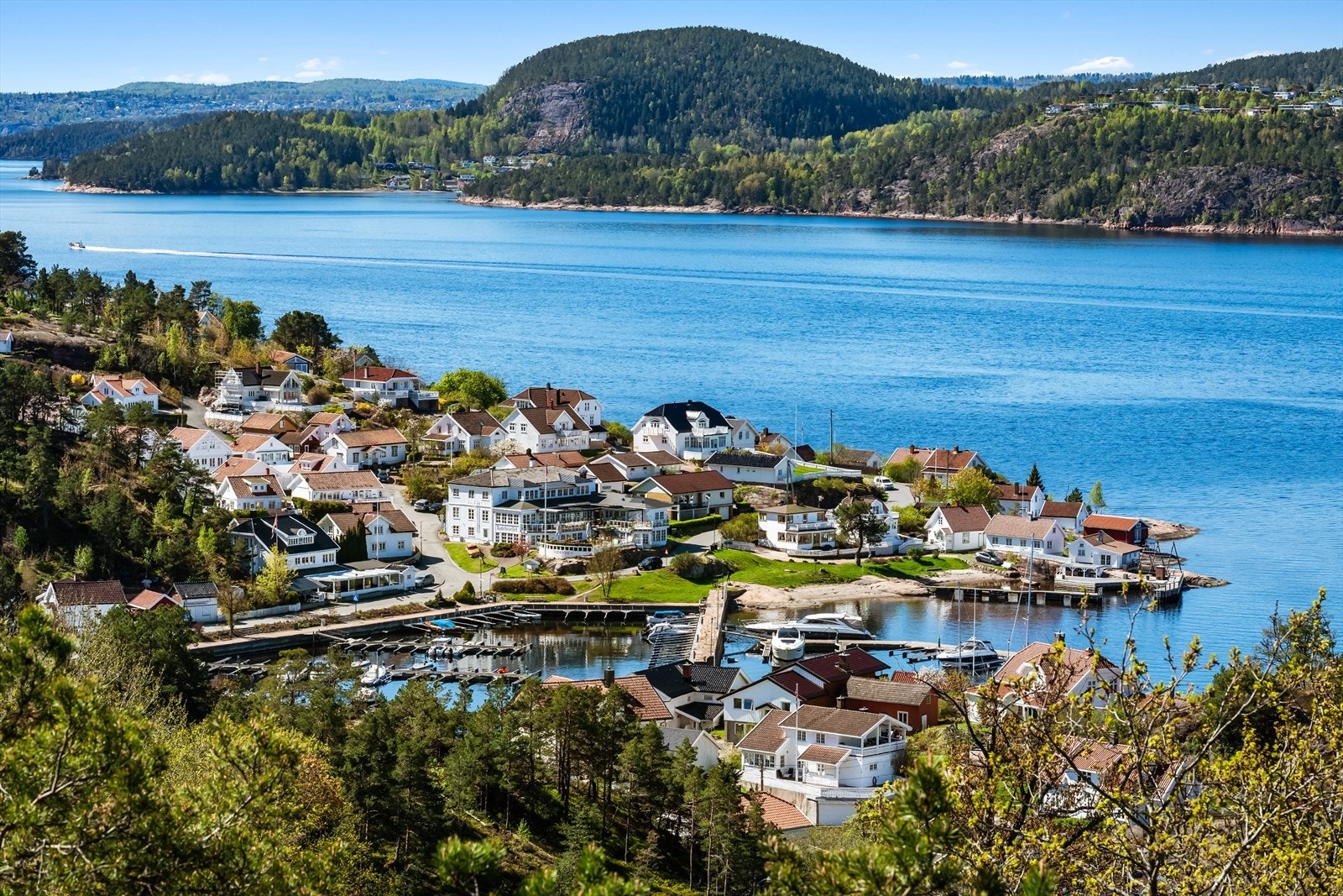 Fra eiendommen er det nydelig utsikt mot Holmsbu sentrum og Drammensfjorden. Galleribilde