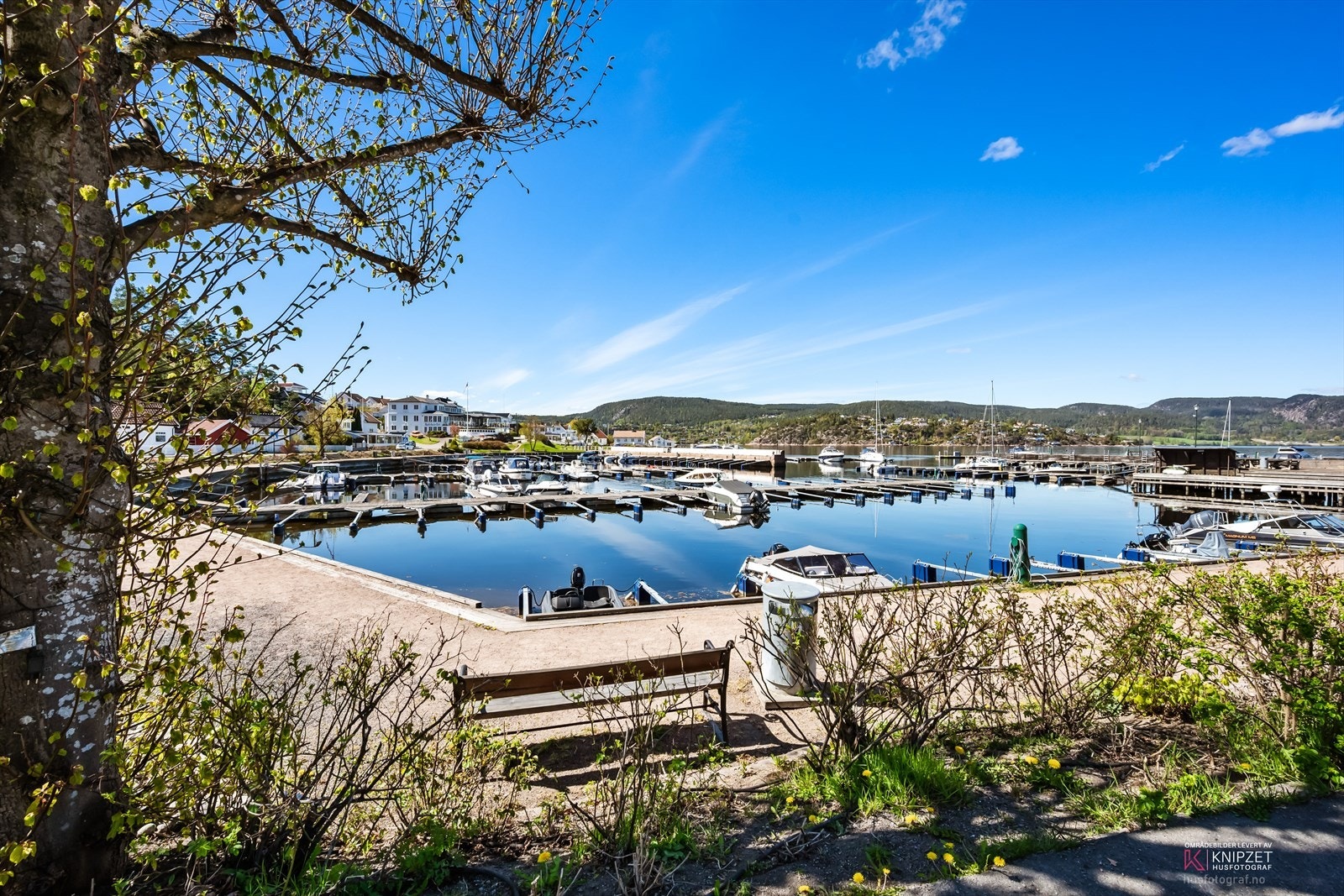 En spasertur langs havnen i Holmsbu. Galleribilde