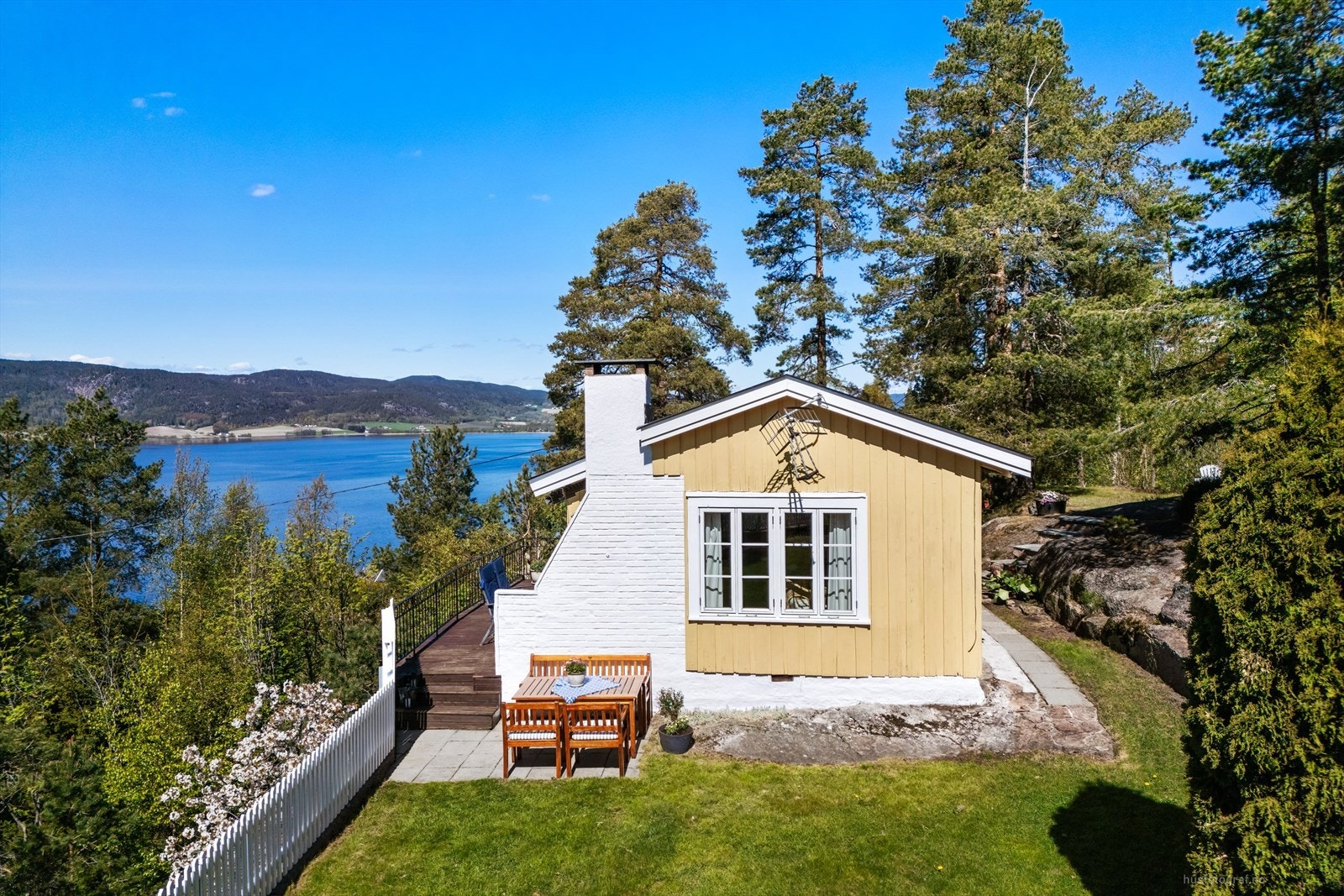 Hytta ligger høyt og fritt med en fantastisk utsikt over landskapet. Galleribilde
