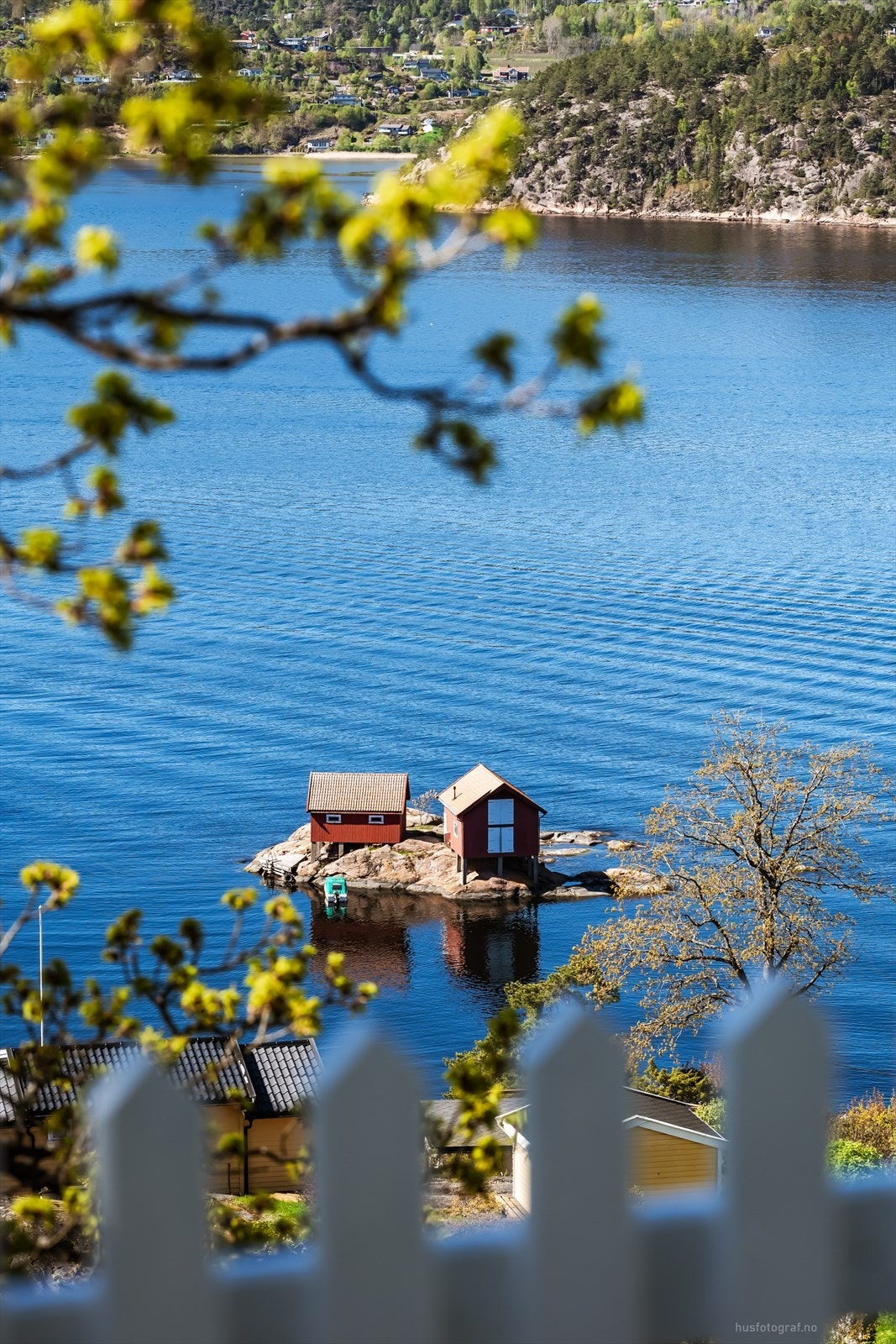 Holmsbu er kjent for sitt spesielle lys som har inspirert kunstnere i over 100 år. Galleribilde
