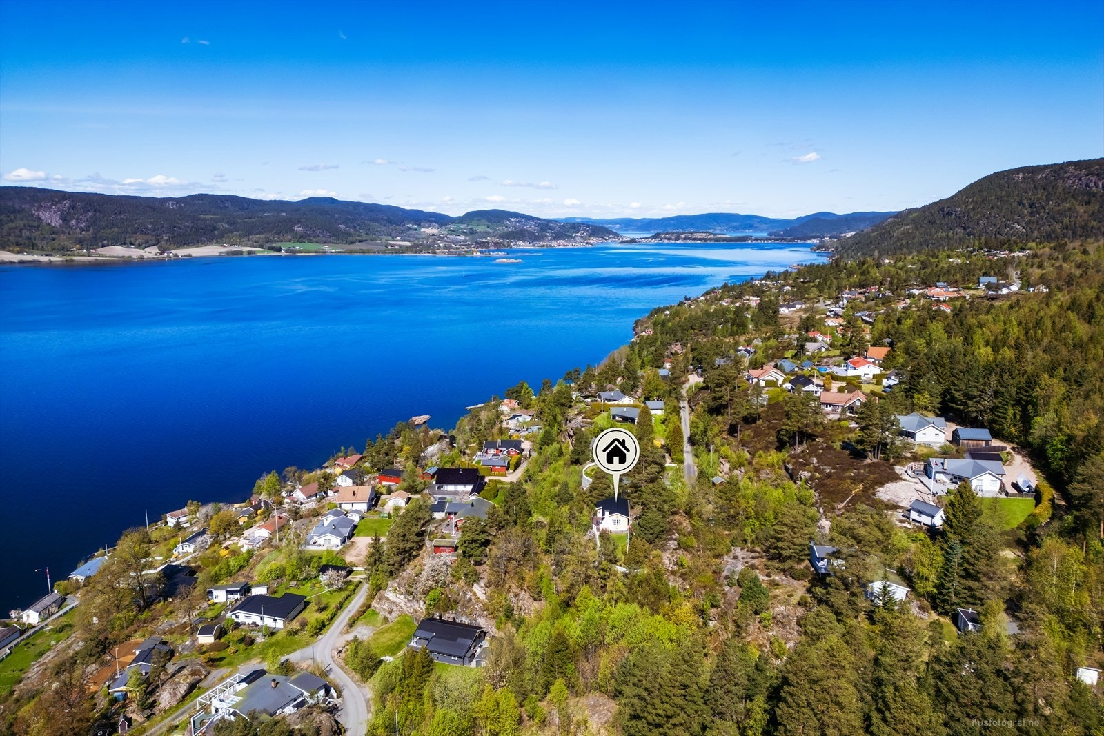 Holmsbu ligger ved innseilingen til Drammensfjorden, ca. 1 time og 15 minutter fra Oslo. Galleribilde