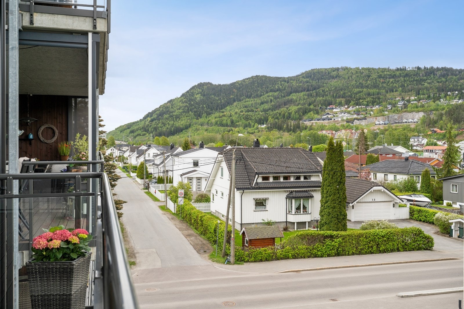 Boligen har en sentral beliggenhet med gangavstand til butikker og servicetilbud i Mjøndalen sentrum. Galleribilde