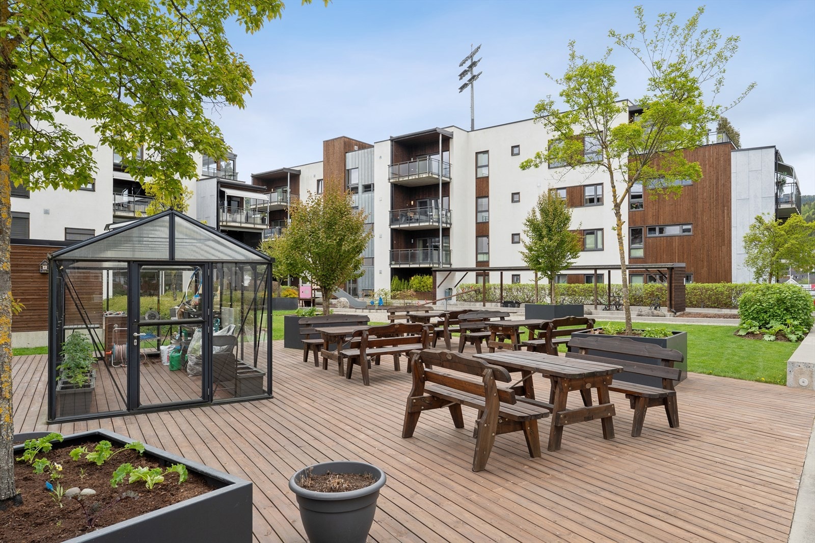 Sameiet har velholdte fellesarealer med bl.a. sittegrupper og beplantning. Galleribilde