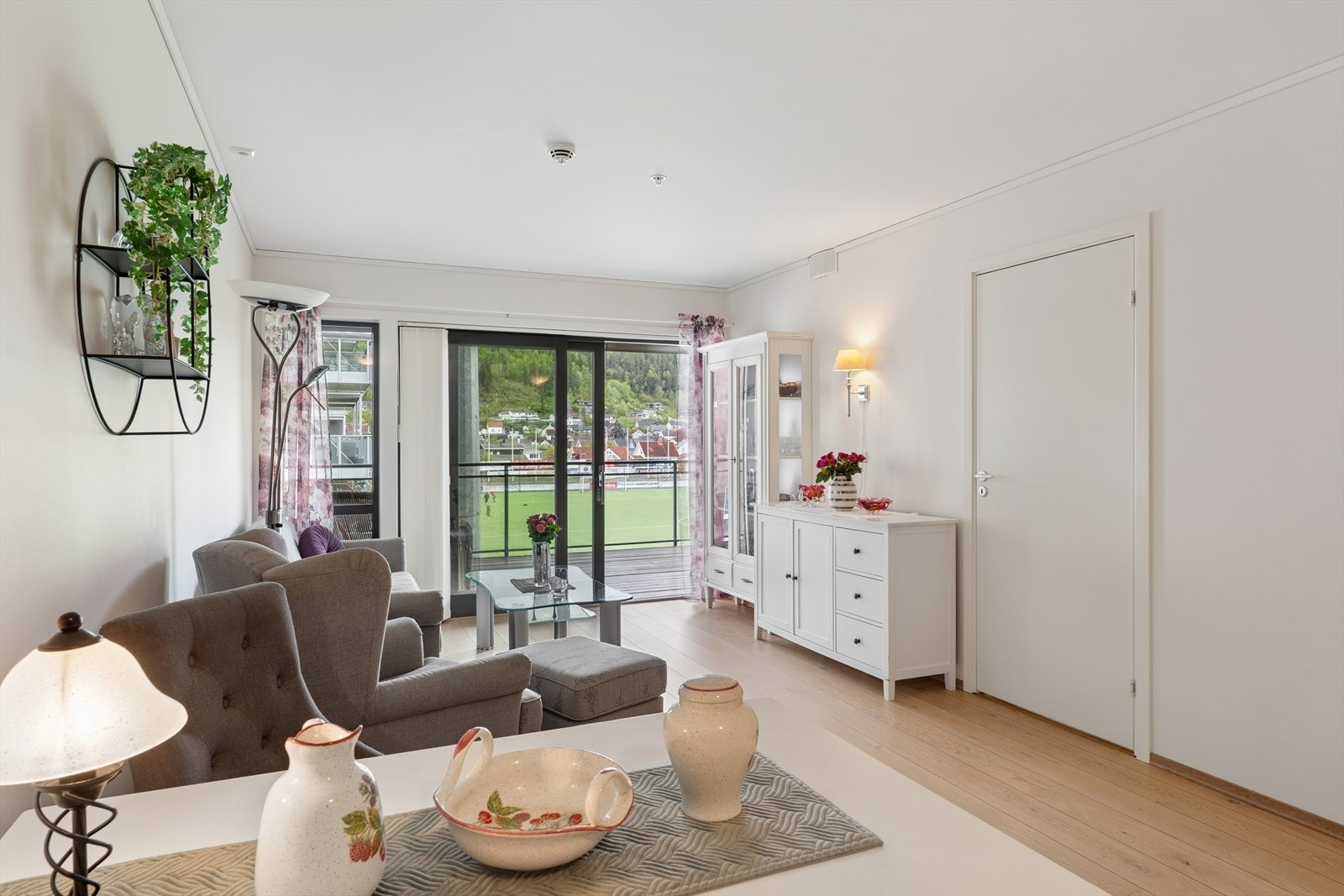 Stuen gir rom for både sofagruppe og spisebord. Galleribilde