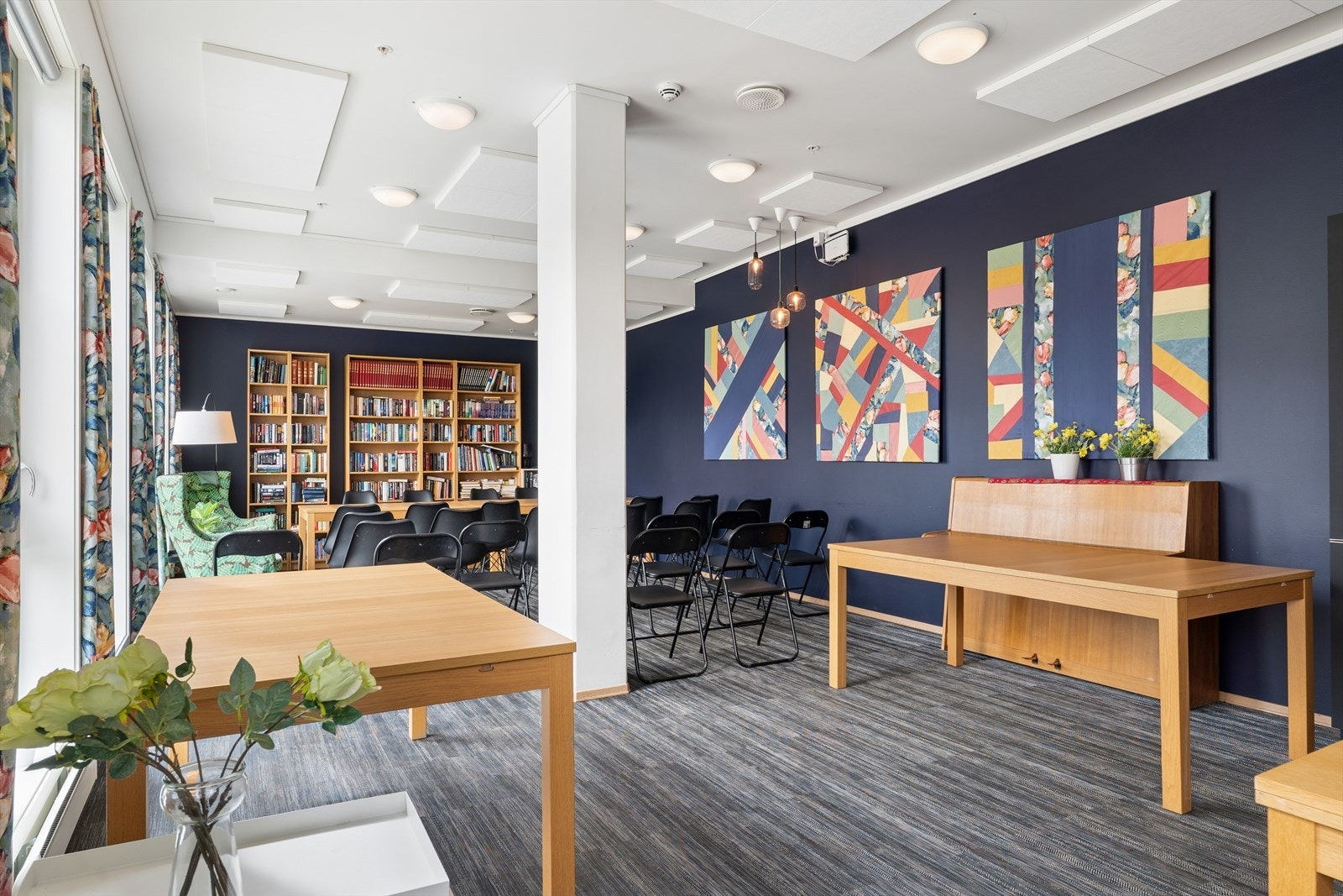 Beboere har tilgang til flere fellesrom, inkludert bibliotek og et eget utleielokale. Galleribilde