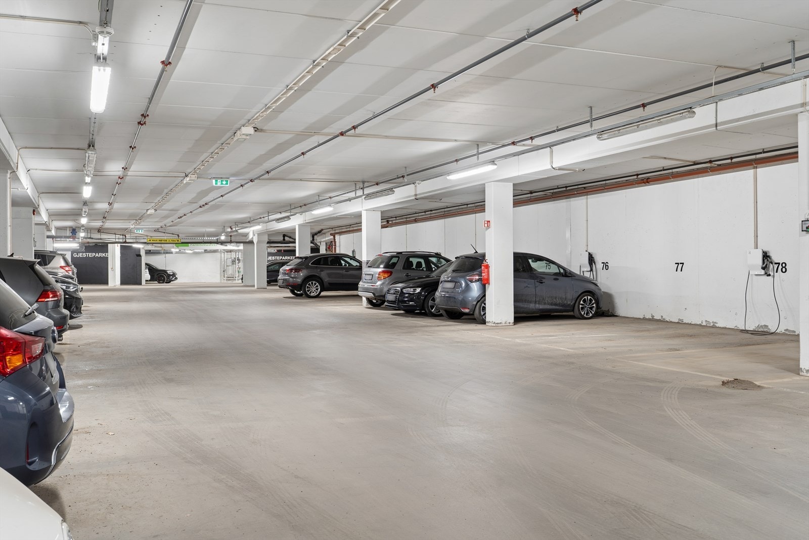 Det medfølger også en bod på 5 m² og en egen parkeringsplass i felles garasjekjeller. Galleribilde