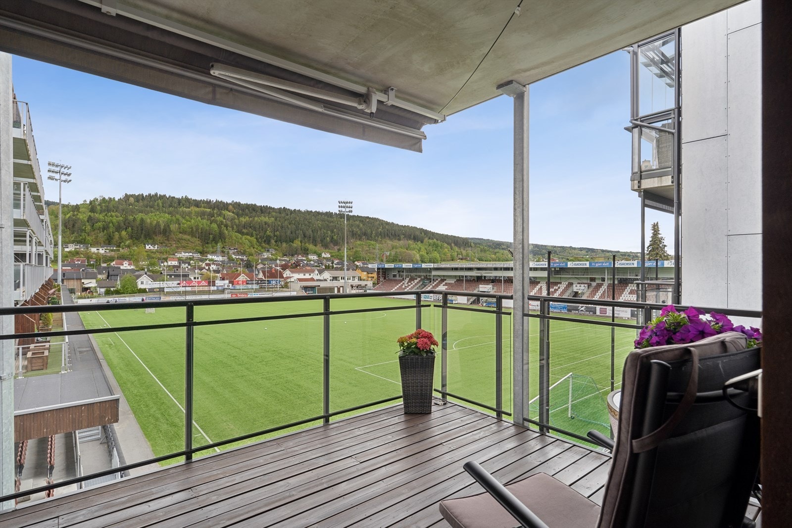 Første rad-utsikt direkte mot stadion. Galleribilde