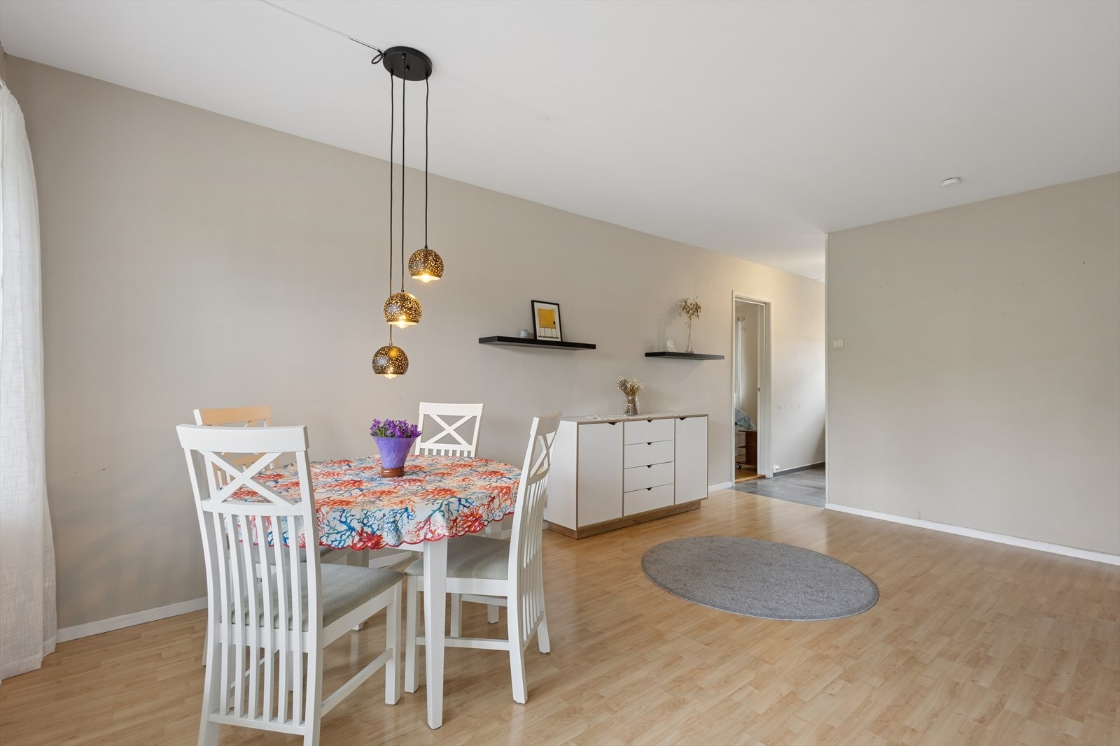 Stue/spisestuue med plass til spisebord der man kan samle familie og venner til hyggelige sammenkomster. Galleribilde