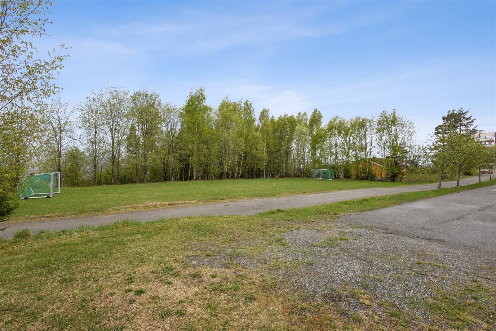 Fotballbane rett utenfor bygget. Galleribilde