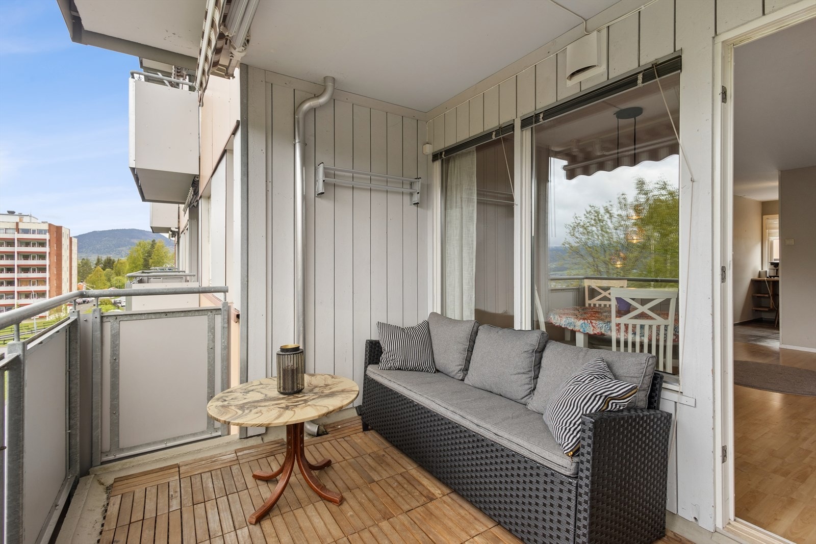 Fra stuen er det utgang til en takoverbygget balkong på 7 m² med plass til en hyggelig sittegruppe. Galleribilde