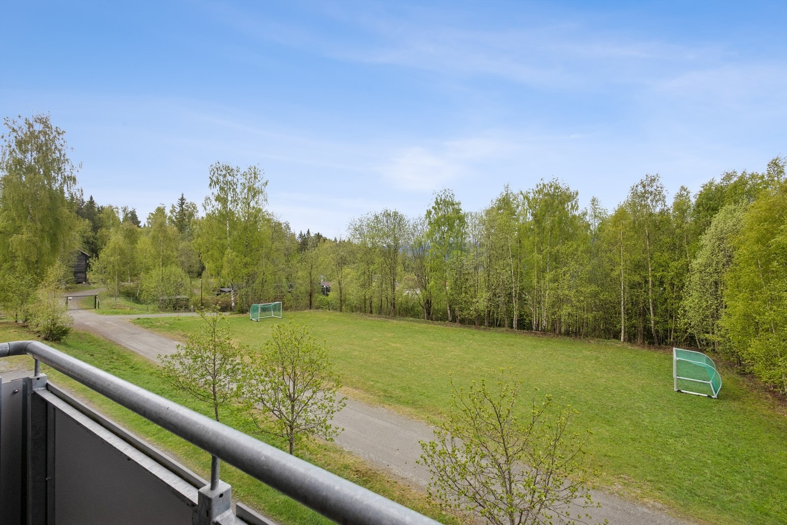 Utsikt fra leiligheten mot grønne fellesområder. Galleribilde