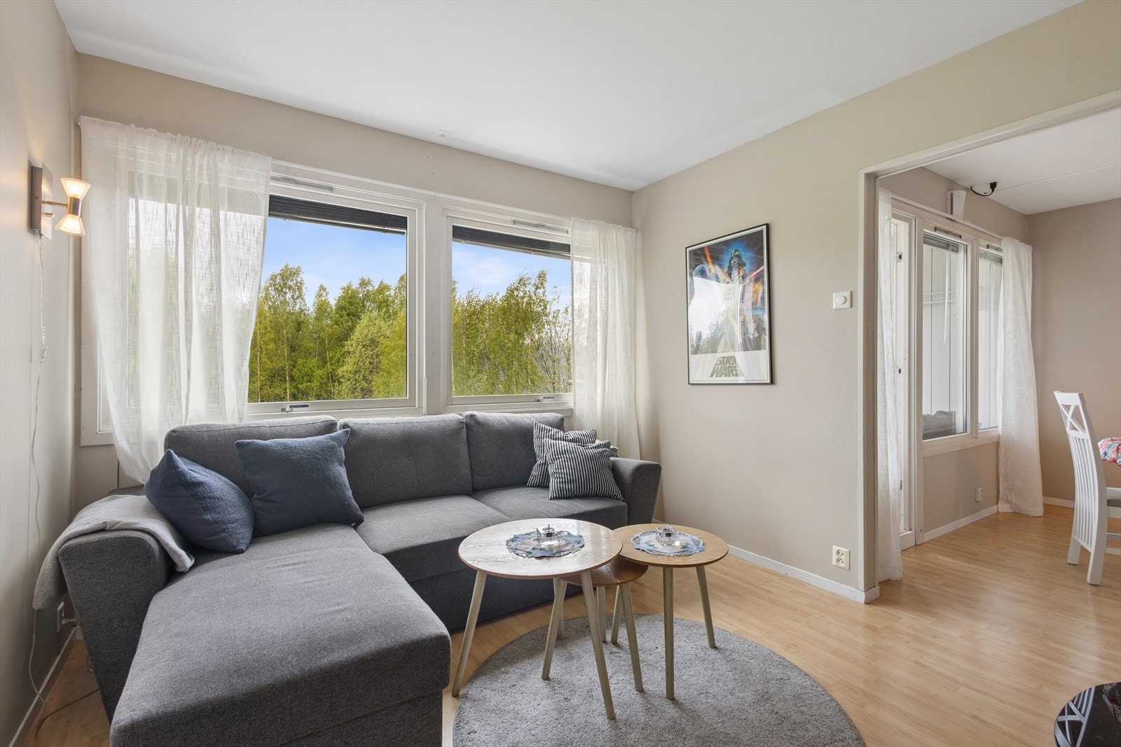 Stuen har god plass til en romslig sofagruppe og annet ønsket inventar. Galleribilde