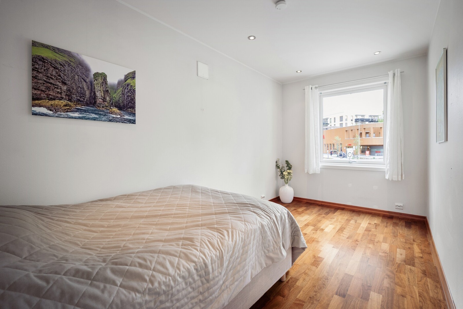Leiligheten har et lyst soverom med god plass til dobbeltseng, garderobeløsning og skrivebord. Galleribilde