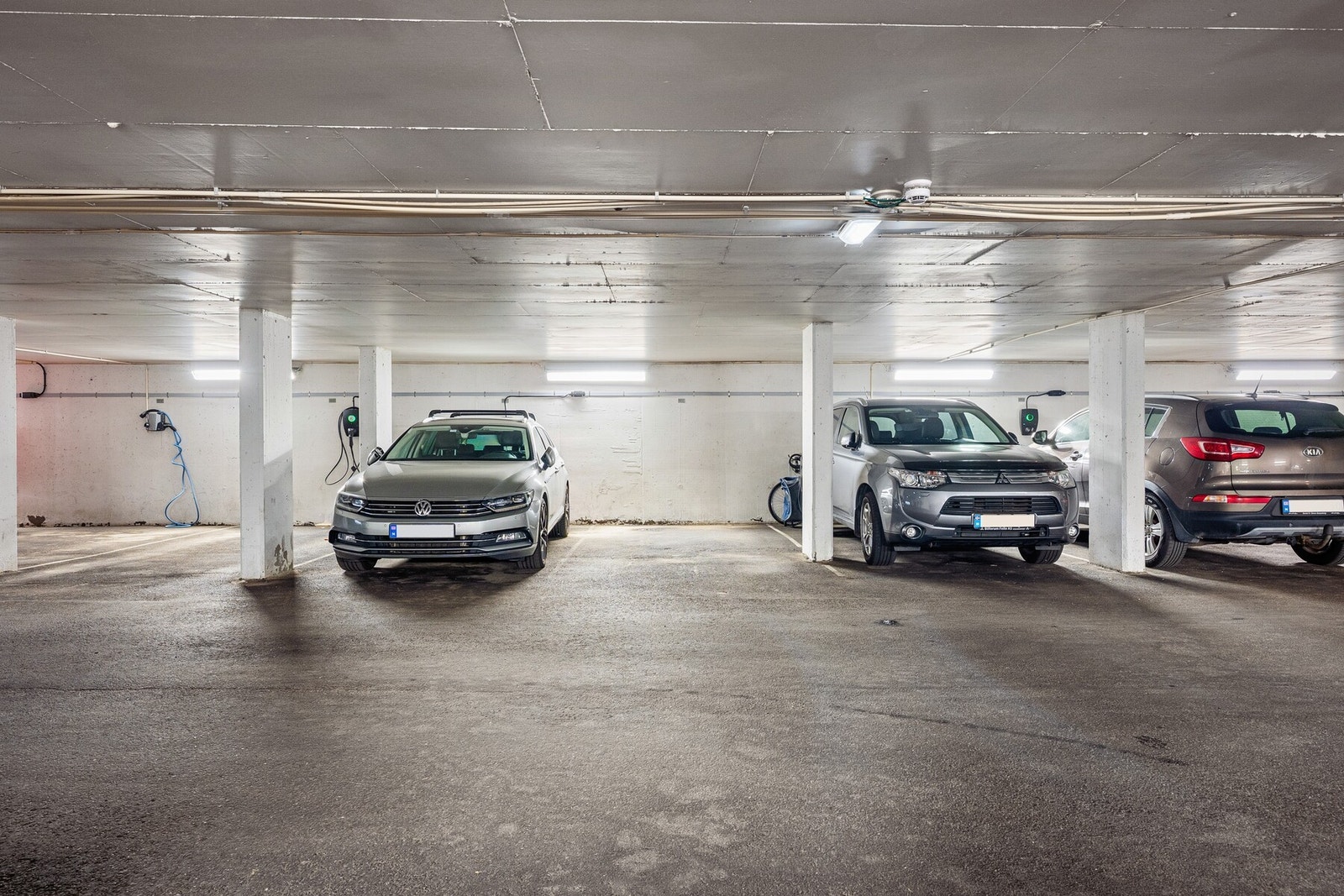 Parkering i felles garasjerekke m/opplegg for elbil lader. Galleribilde